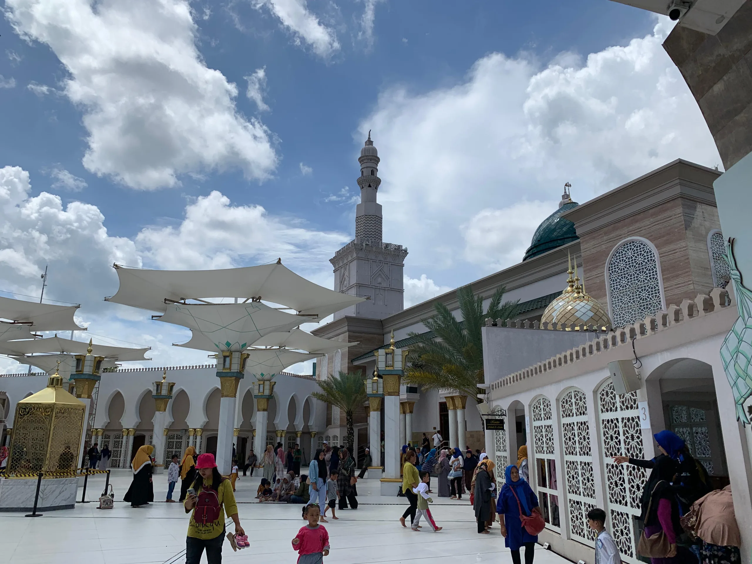 MEMUKAU: Masjid Ar Rahman, Blitar serasa menjadi replika Masjid Nabawi, Madinah. (K-TV/Annisa Nur Nabillah)