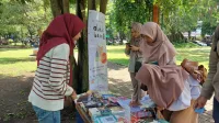 KONTRIBUSI: Komunitas 'Duduk Baca' bantu penguatan literasi di Malang melalui gelar lapak baca. (K-TV/Reny Tria Rossyta)