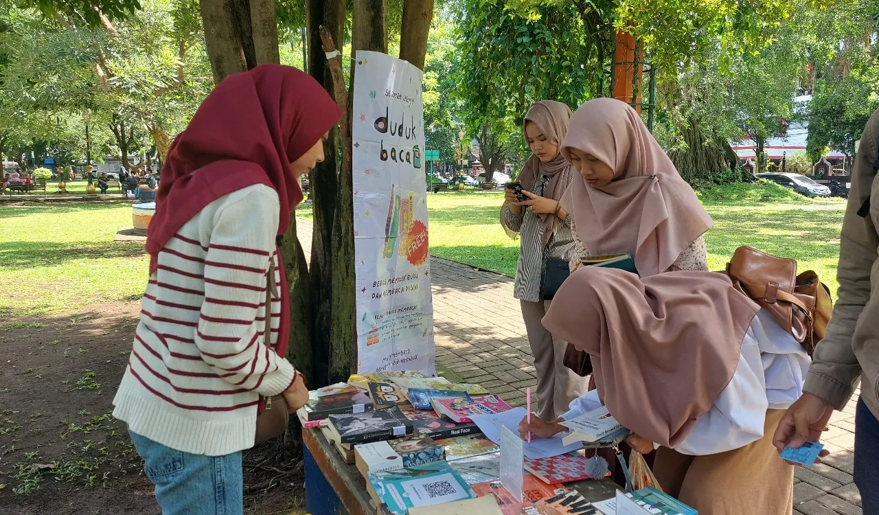 KONTRIBUSI: Komunitas 'Duduk Baca' bantu penguatan literasi di Malang melalui gelar lapak baca. (K-TV/Reny Tria Rossyta)