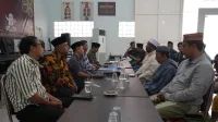 DUKUNGAN MORAL: Ulama dan tokoh masyarakat Kecamatan Palengaan dukung KPU dan Bawaslu Pamekasan lanjutkan tahapan Pemilu 2024.(K-TV/AHMAD TAMYIZUL)