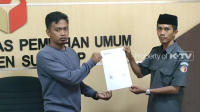 MERASA DIRUGIKAN: Relawan Caleg DPR RI dari Partai Demokrat Ra Hasani bin Zuber melaporkan PPK Pragaan kepada Bawaslu Sumenep. (K-TV/Taufiq Hidayat)