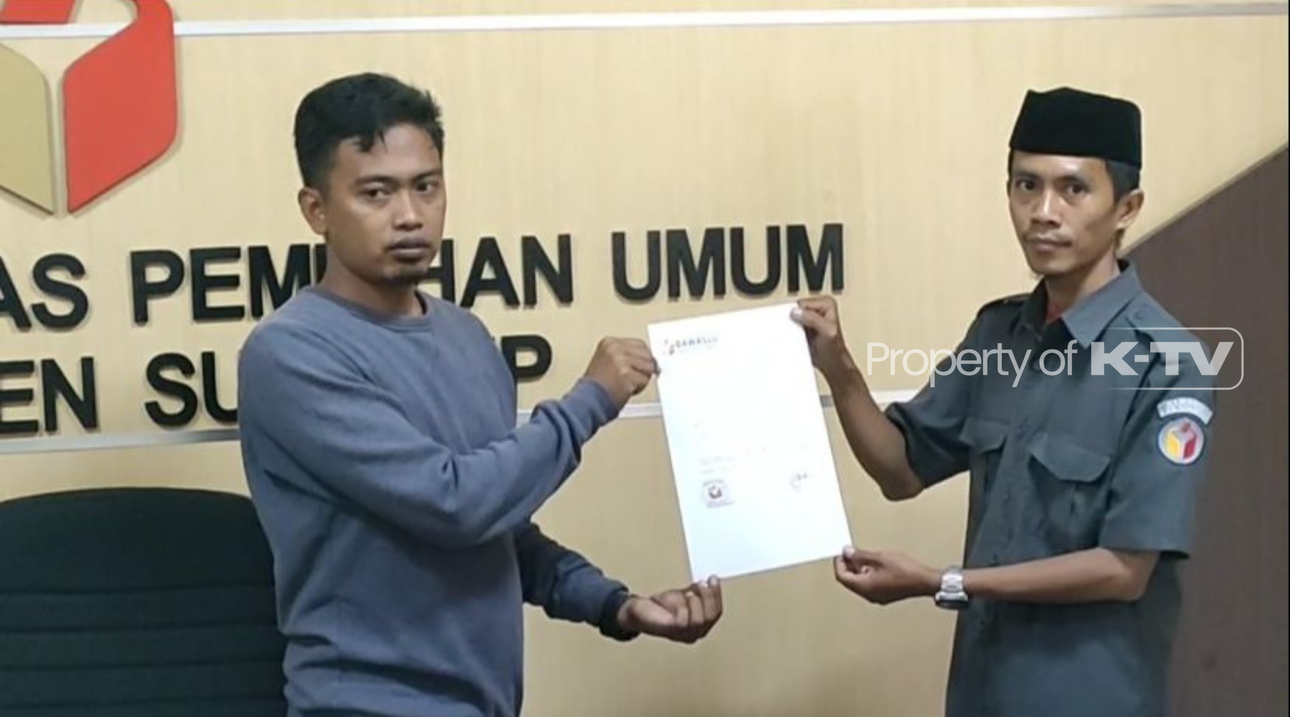 MERASA DIRUGIKAN: Relawan Caleg DPR RI dari Partai Demokrat Ra Hasani bin Zuber melaporkan PPK Pragaan kepada Bawaslu Sumenep. (K-TV/Taufiq Hidayat)