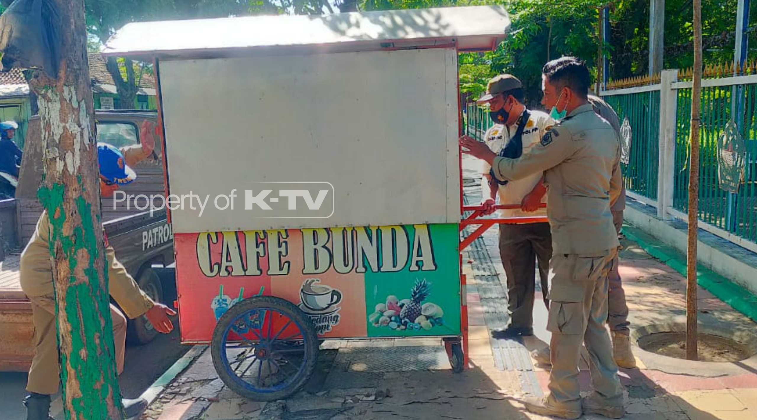 UPAYA: Satpol PP Pamekasan sikapi rombong PKL, yang dibiarkan.(K-TV/Sitti Romlah)