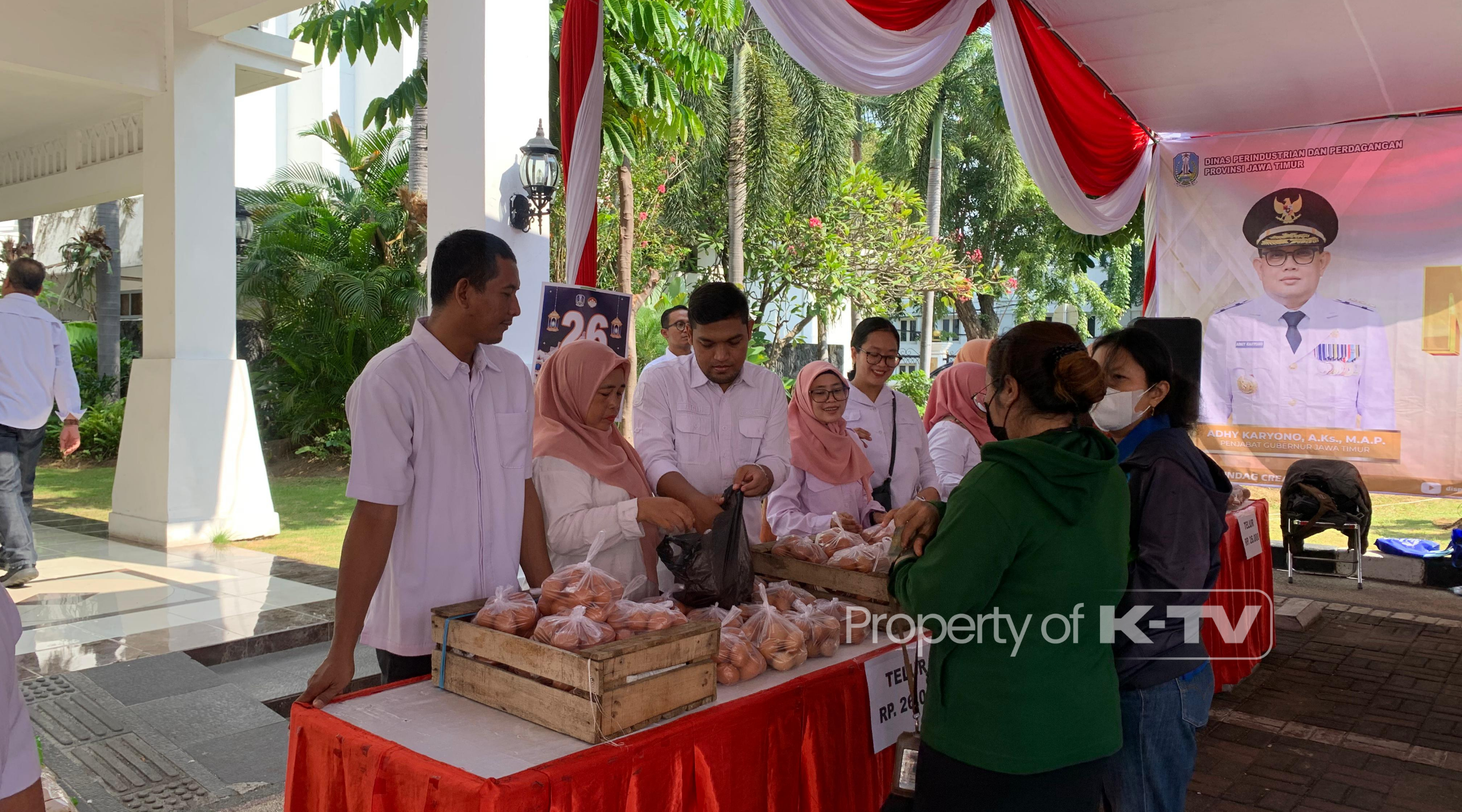 MENGUSAHAKAN: Pemprov Jatim menggekar pasar murah pada Ramadan 1445 H.(K-TV/Annisa Nur Nabillah)