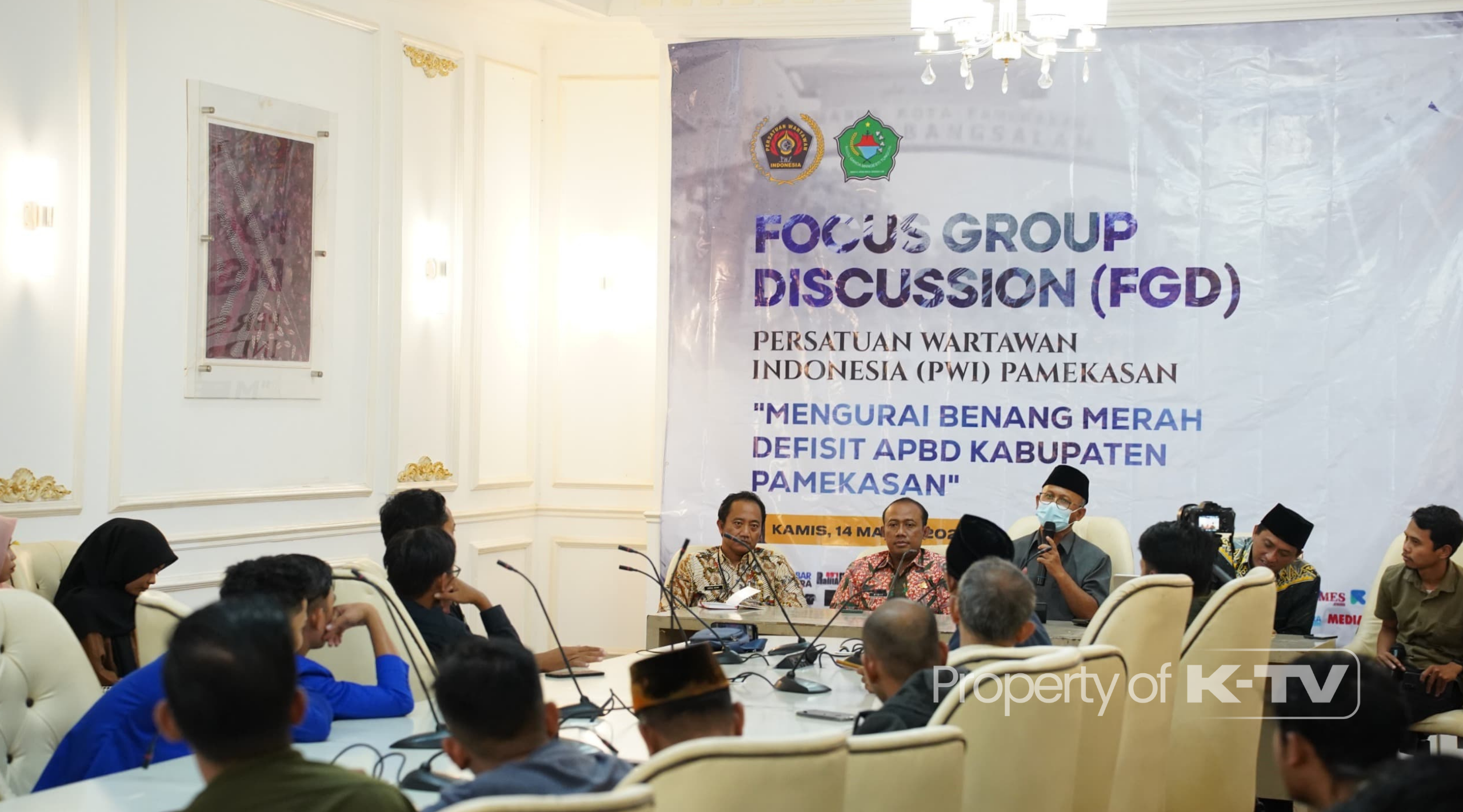 BERKONTRIBUSI: FGD jilid III PWI Pamekasan mengusung tema defisit APBD Kabupaten Pamekasan. (K-TV/Dhava Firman R.)