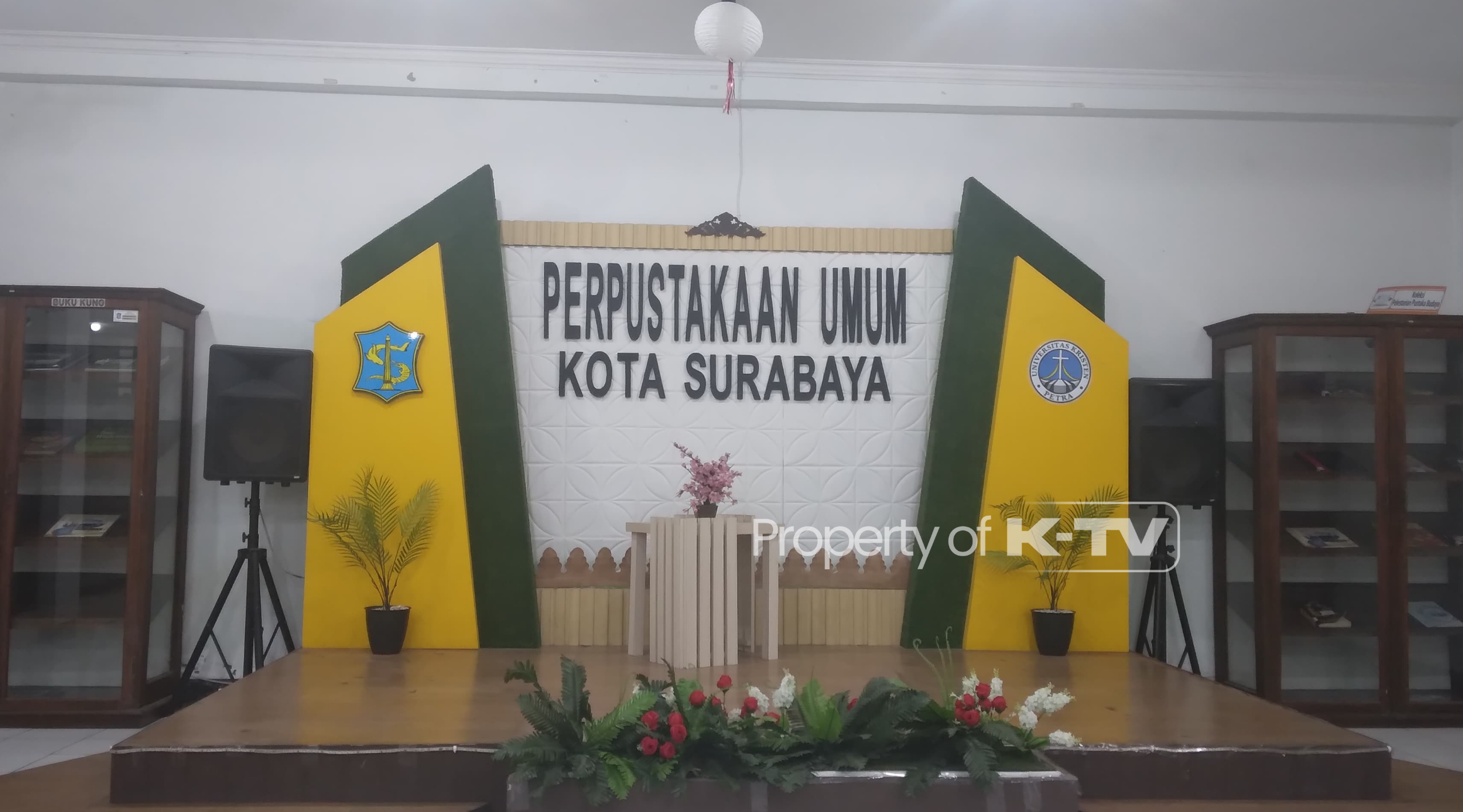 LITERASI: Perpustakaan Umum Kota Surabaya Rungkut melayani peminjaman buku untuk meningkatkan literasi masyarakat (KTV/Rifka Amelia)