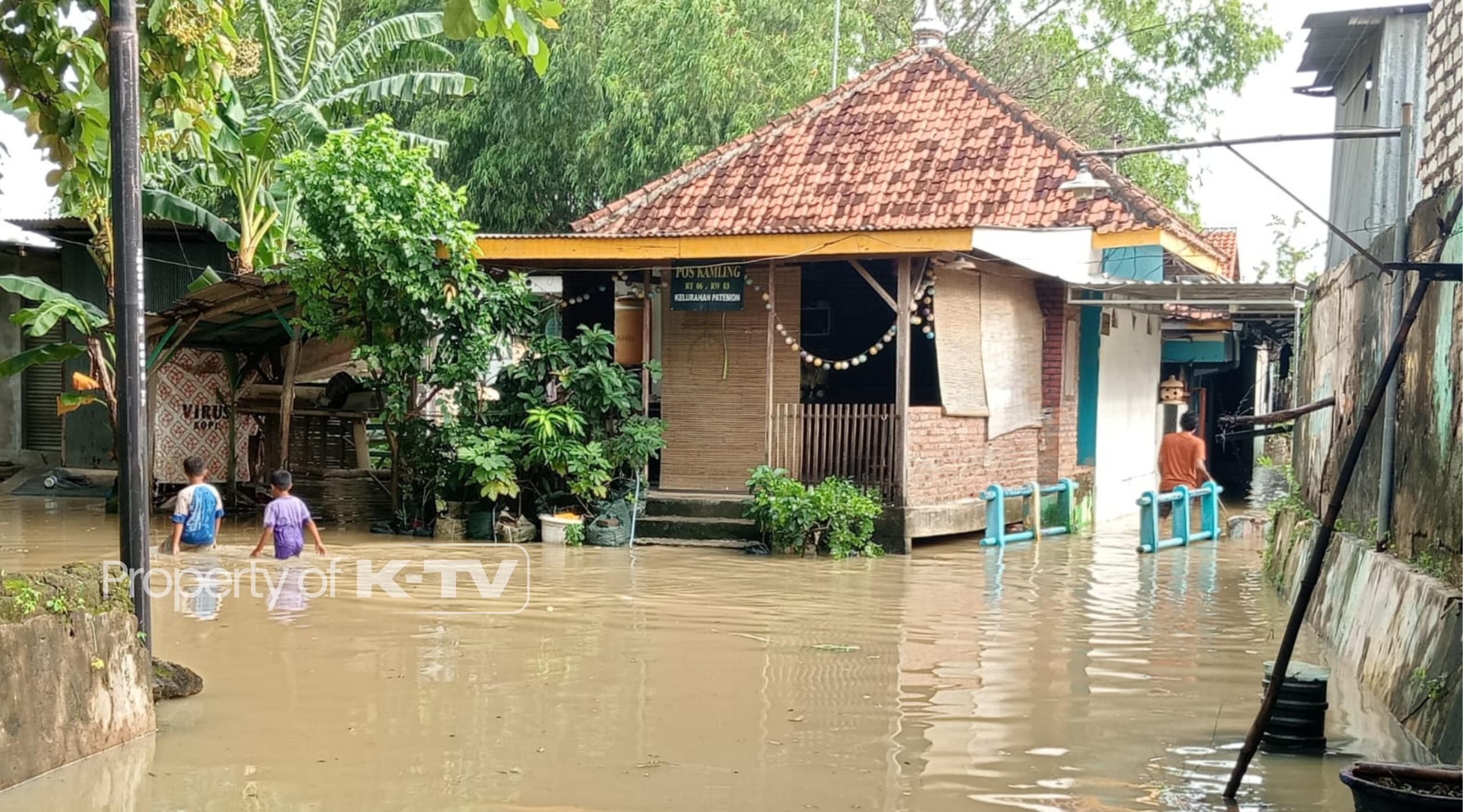 BENCANA: Sejumlah titik di Kecamatan Pamrkasan, Pamekasan, banjir. (K-TV/Sitti Romlah)