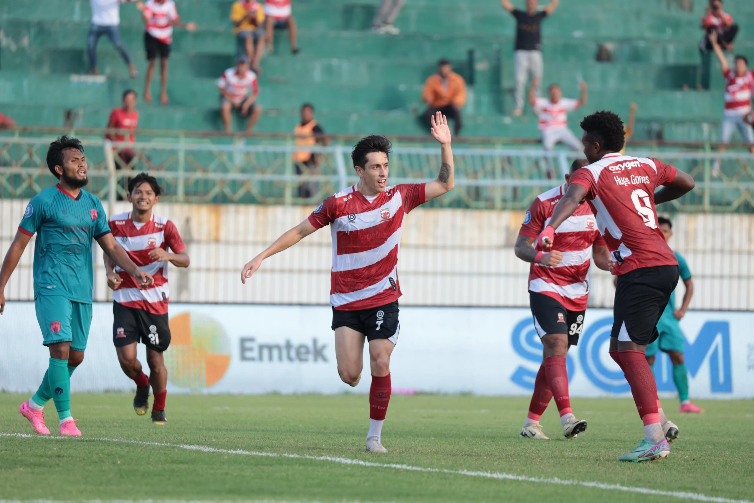 SELEBRASI: Fransisco Rivera merayakan golnya ke gawang Persita Tangerang. (K-TV/Reytandia)