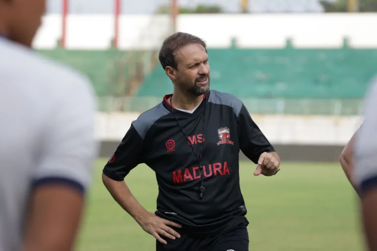 ATENSI: Mauricio Souza memberikan peringatan dini kepada wasit Madura United FC lawan Persita Tangerang. (K-TV/Reytandia)