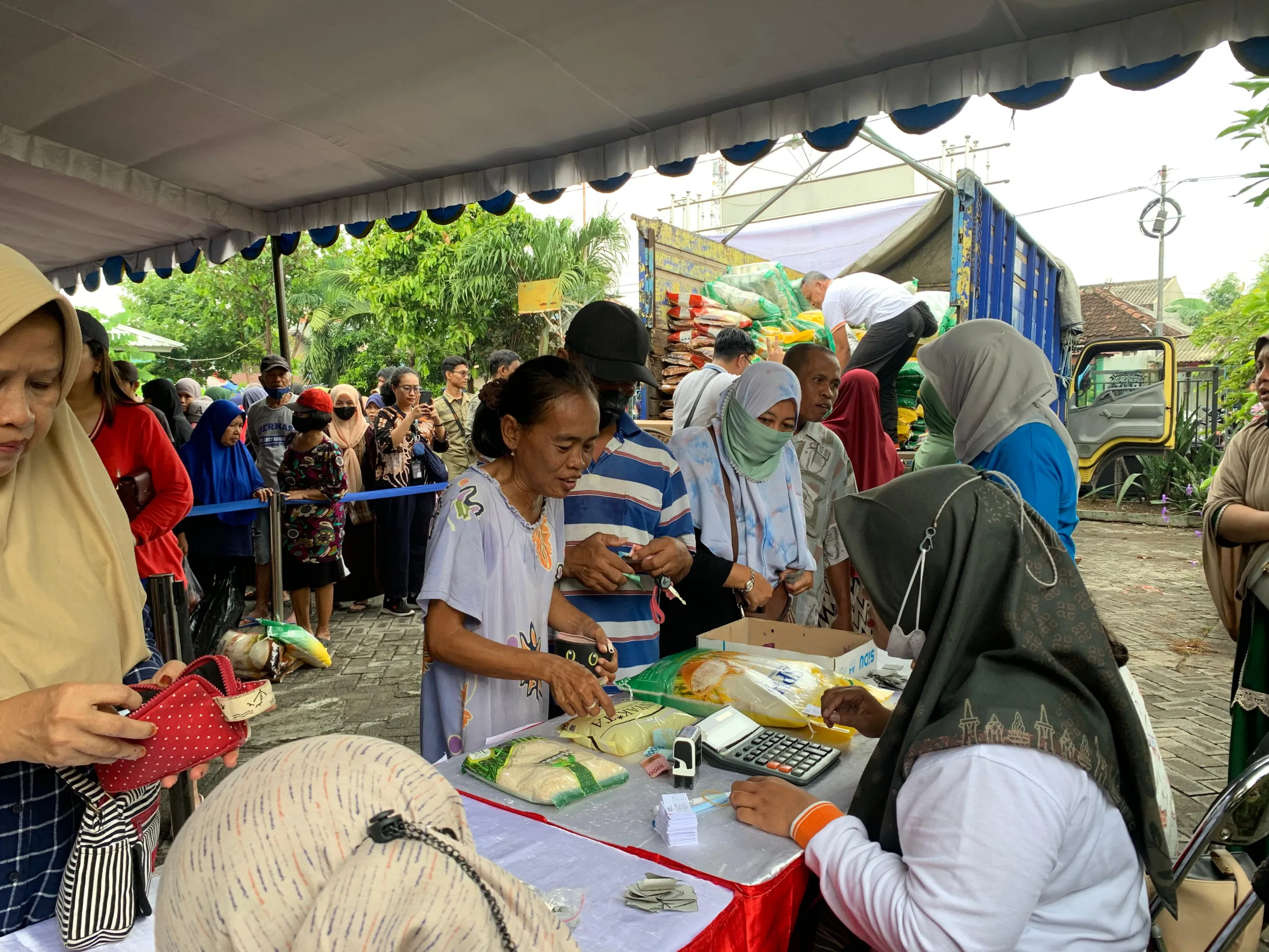 ANTUSIAS: Warga sangat tertatik dengan program Pasar Murah DKPP Kota Surabaya. (K-TV/Annisa Nur Nabillah)