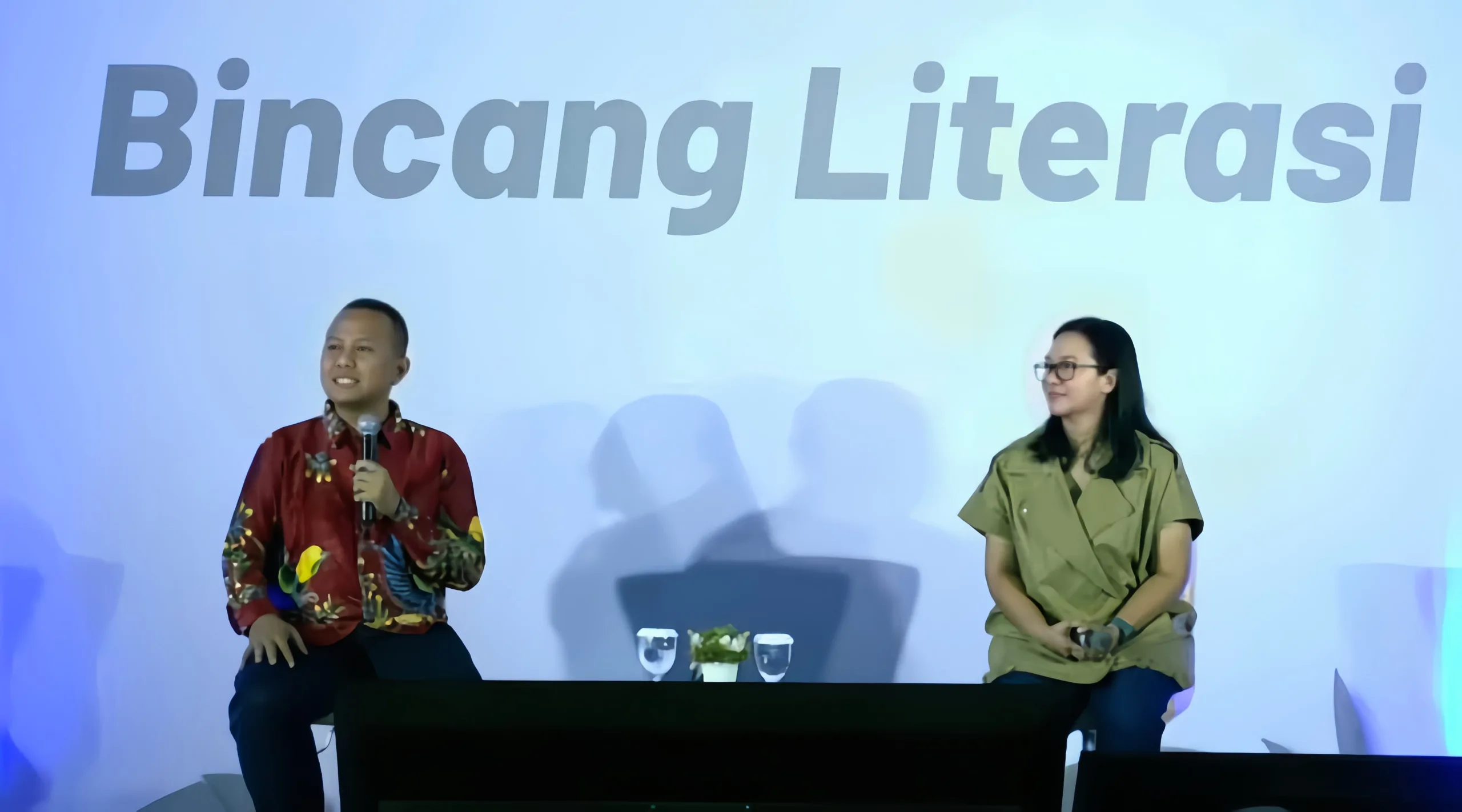 LITERASI: Ratih Kumala berbagi tips menulis lewat kegiatan Bincang Literasi oleh Perpustakaan Kemenkeu RI (KTV/Ist_Kemenkeulib)