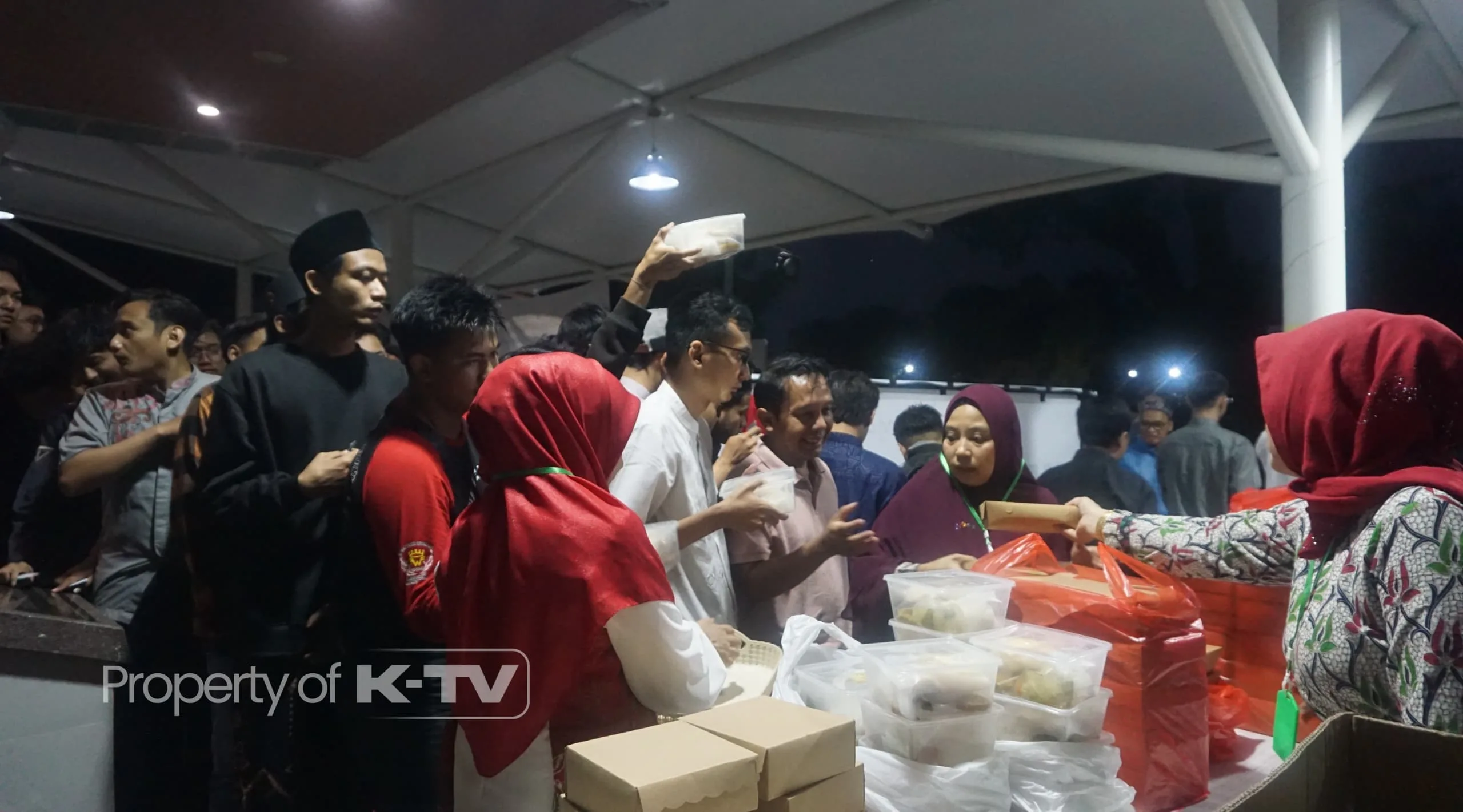 BERBAGI: Jemaah Masjid Cahyaningati Kota Malang bisa berbuka puasa gratis. (K-TV/Sufi Binti Khofifah)