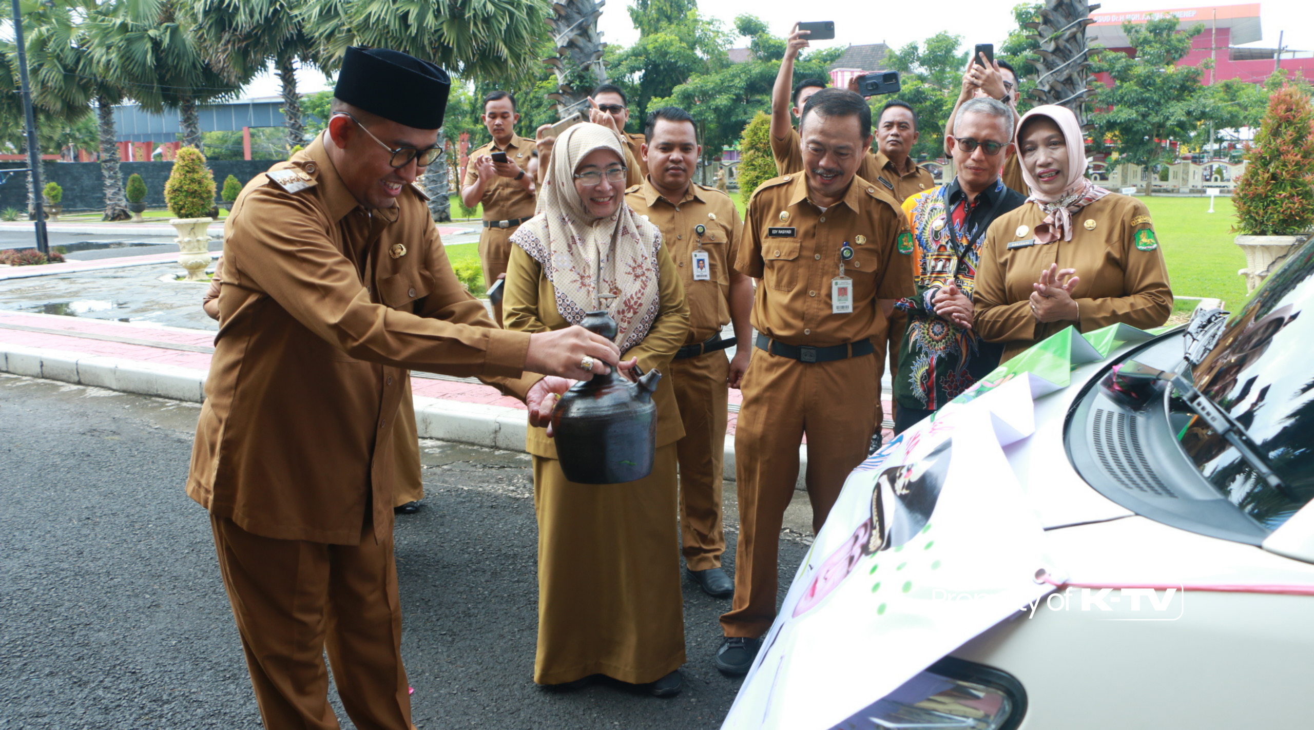 PEDULI: Bank BPRS Bhakti Sumekar Sumenep memberikan satu unit mobil untuk mempermudah layanan kesehatan di RSUD dr H Moh Anwar Sumenep.(K-TV/Ist_Humas Pemkab Sumenep)