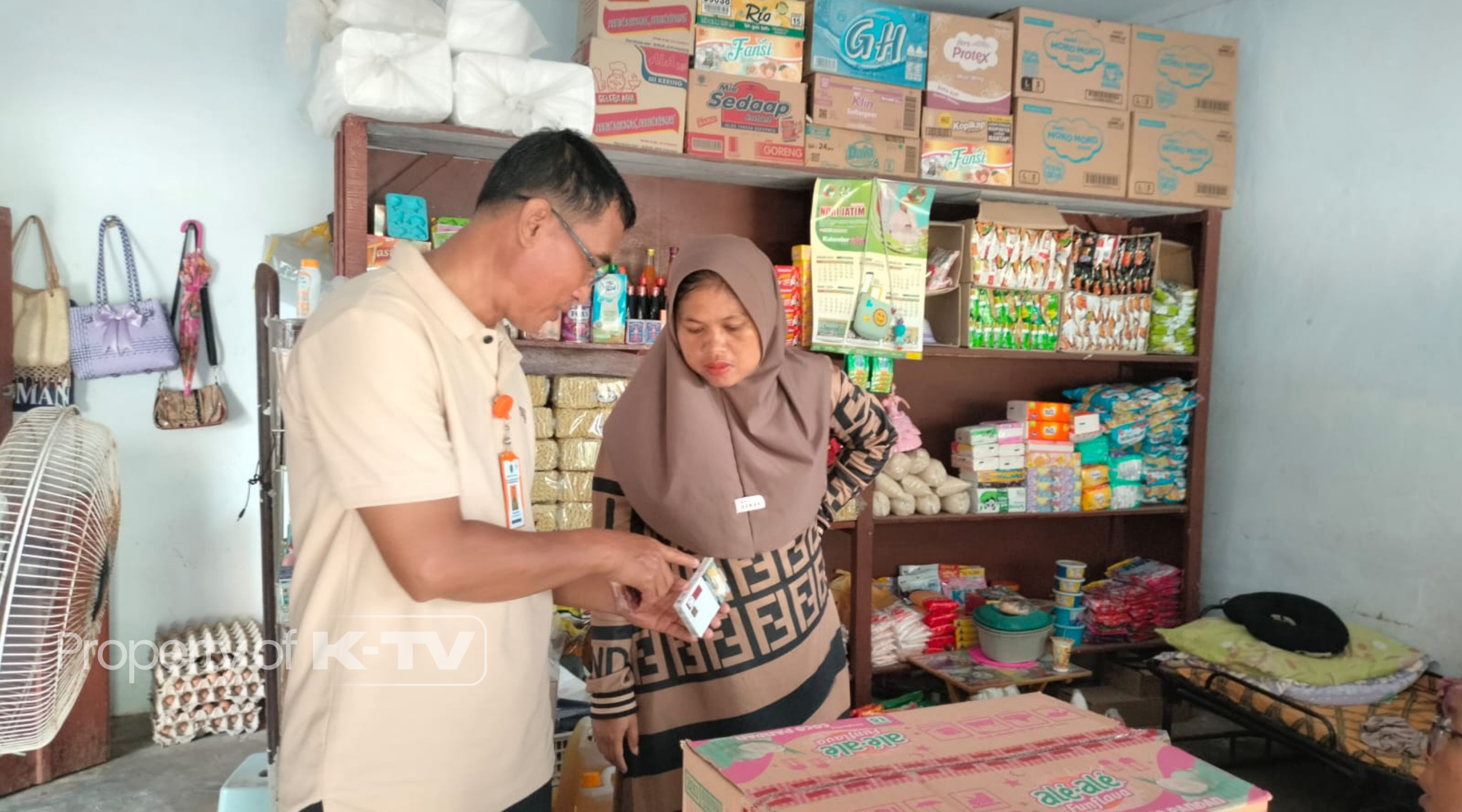 Satpol PP dan Damkar Pamekasan masif melakukan soalisasi untuk menekan peredaran rokok ilegal(K-TV/Buyung Kurniawan)