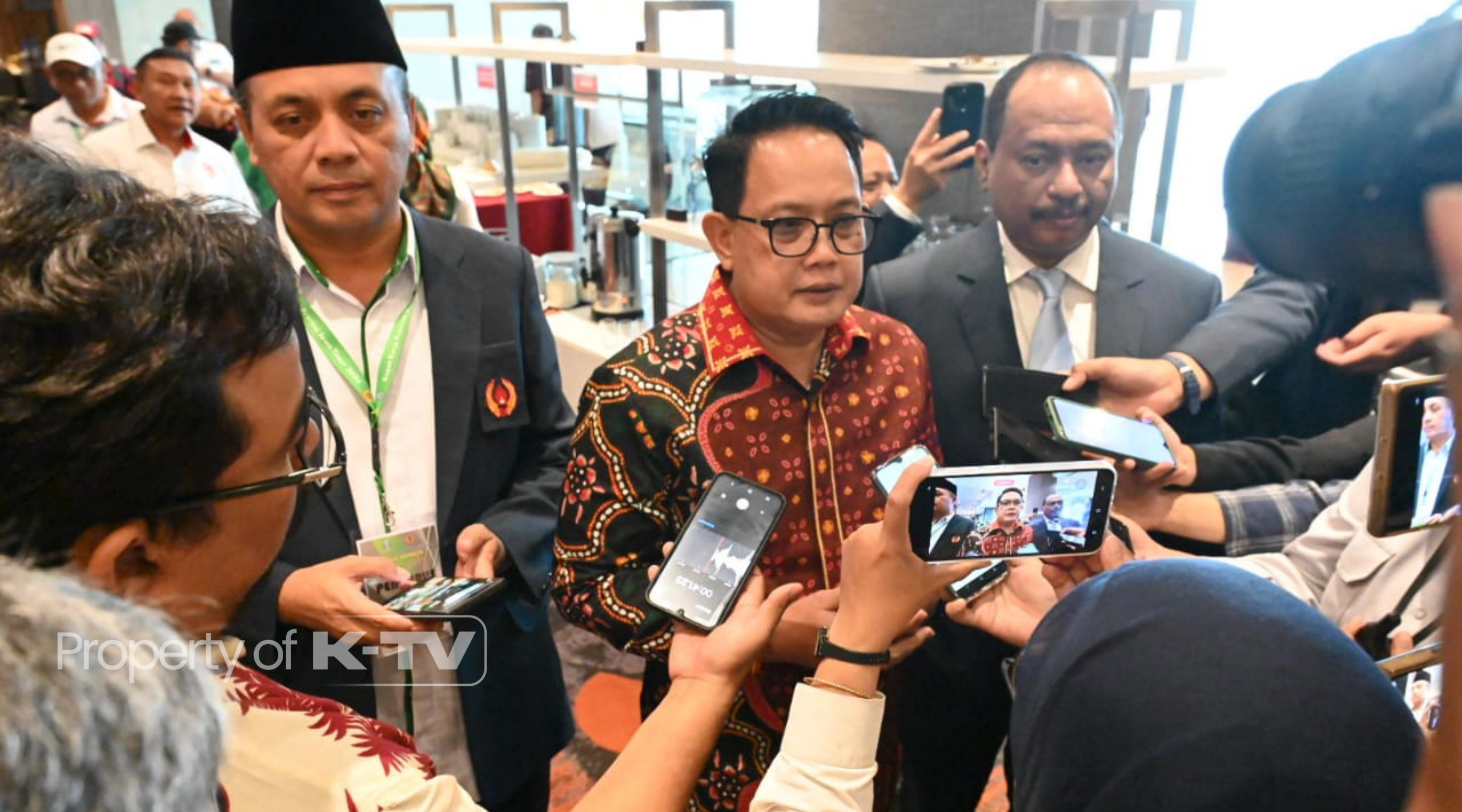 BERKONTRIBUSI: Firman Syah Ali yakin Jawa Timur menjadi juara umum PON XXI 2024 di Aceh-Sumut pada Rakerprov XXI KONI Jatim 2024. (K-TV/Dhava Firman R.)