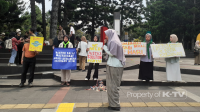 AKSI SOLIDARITAS: Sejumlah pemuda menggelar pertunjukan tari pada momentum Hari Bumi. (K-TV/Noviana Rahmadani)