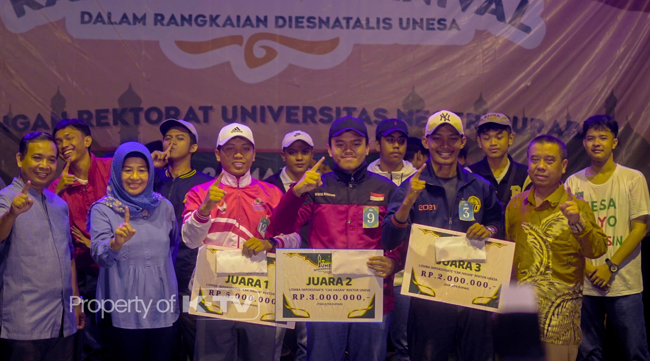 JUARA: Potret para pemenang lomba Impersonate Cak Hasan di Unesa Ramadan Carnival (KTV/Ist_Alaya Project)