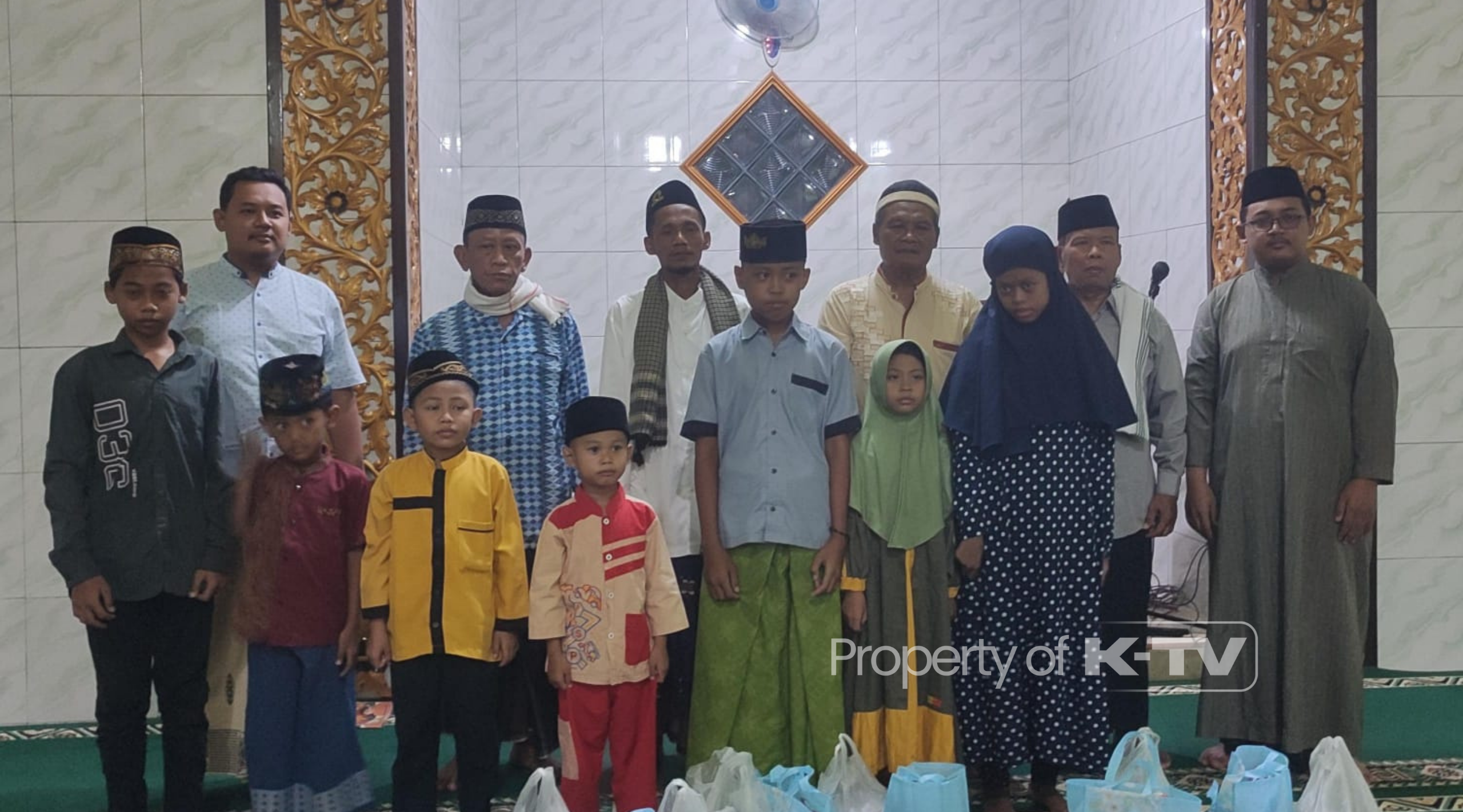 SPIRIT KEMANUSIAAN: Santunan anak yatim dan piatu diselenggerakan di Masjid Jamik Baiturrahman Desa Banjarejo setelah salat Tarawih. (K-TV/Reny Tria Rossyta)