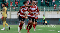 SELEBRASI: Madura United FC membungkam PSM Makassar 2-0 di Stadion Gelora Bangkalan. (K-TV/Reytandia)