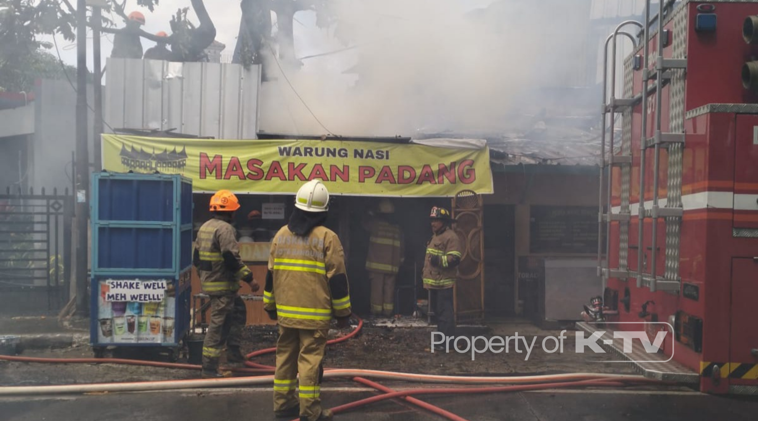 MUSIBAH: Rumah Makan Padang di Kota Bandung, ludes dilalap si jago merah.(K-TV/Noviana Rahmadani)