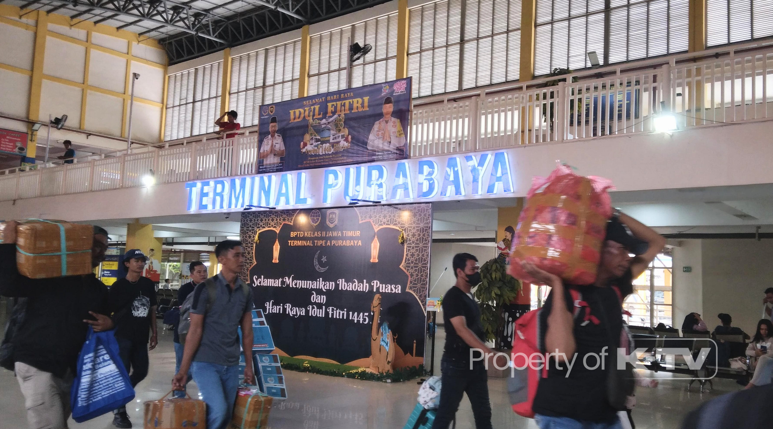 BERKAH RAMADAN: Para pemudik memenuhi Terminal Purabaya hari ini untuk pulang kampung. (KTV/Rifka Amelia)