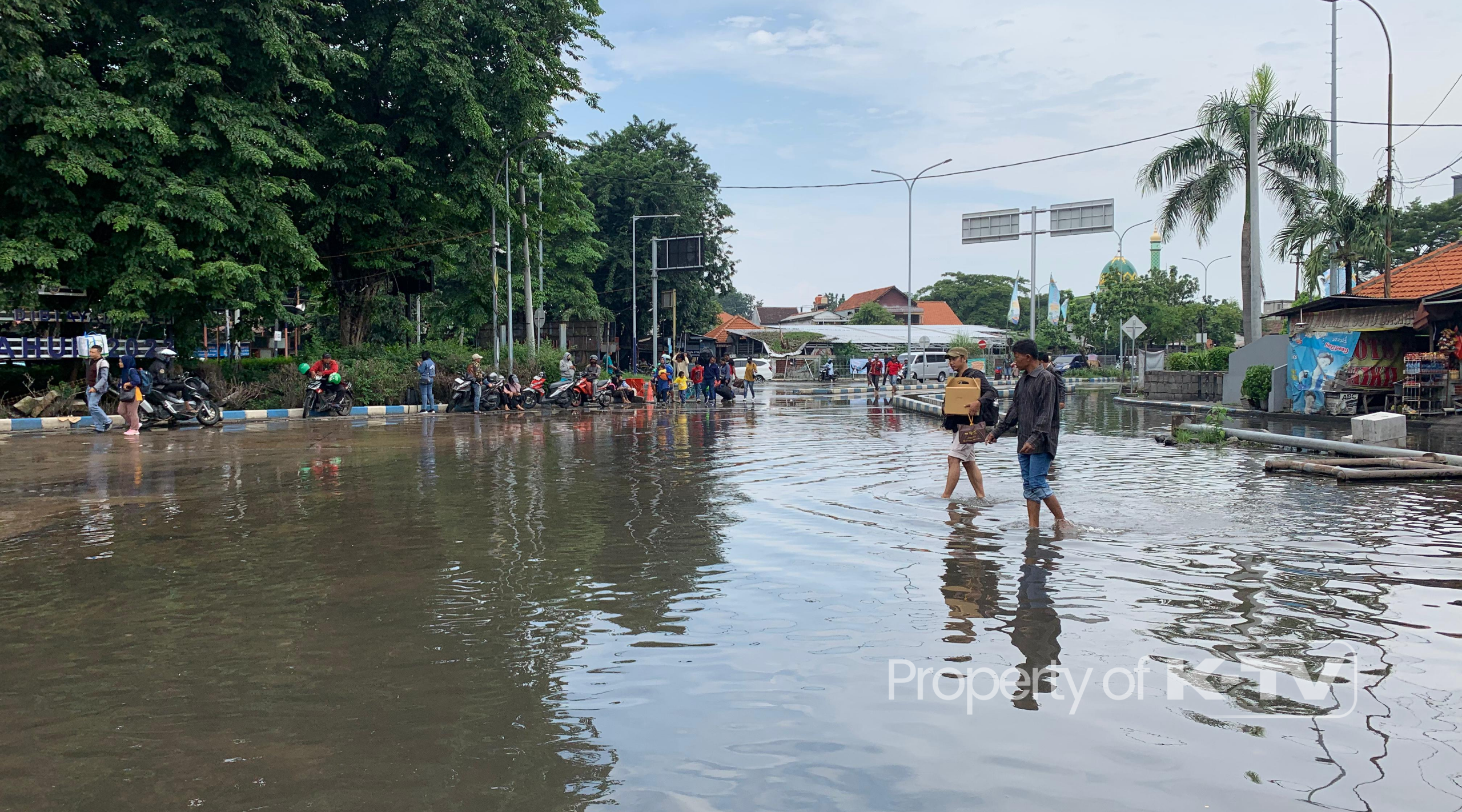 TERGANGGU: Genangan air di Terminal Purabaya menghambat perjalanan penumpang bis. (K-TV/Annisa Nur Nabillah)