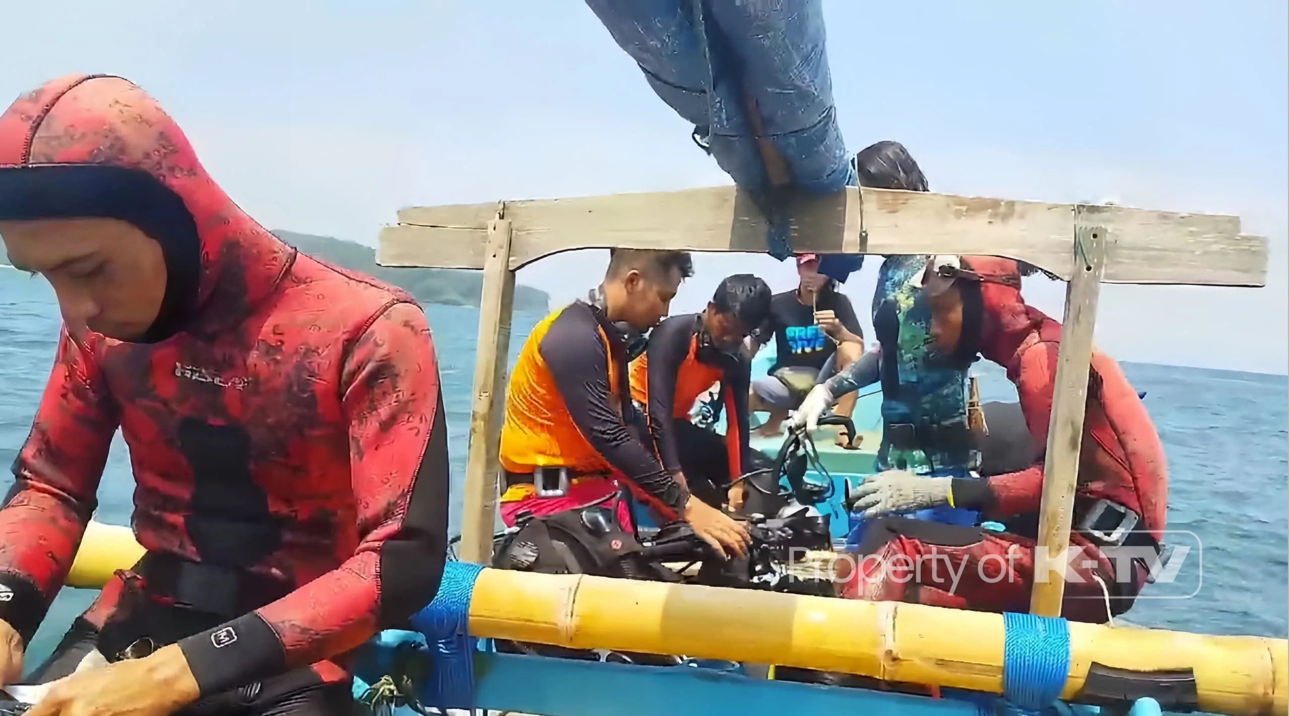 BERUSAHA: Tim Sar masih melakukan pencarian terhadap dua pengunjung Pantai Pengandaran, yang terbawa arus. (K-TV/Noviana Rahmadani)