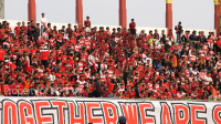 REBUTAN: Suporter Madura United FC berupaya untuk mendapatkan tiket untuk nonton gand final Championship Series Liga 1 2023/24.(K-TV/Buyung Kurniawan)