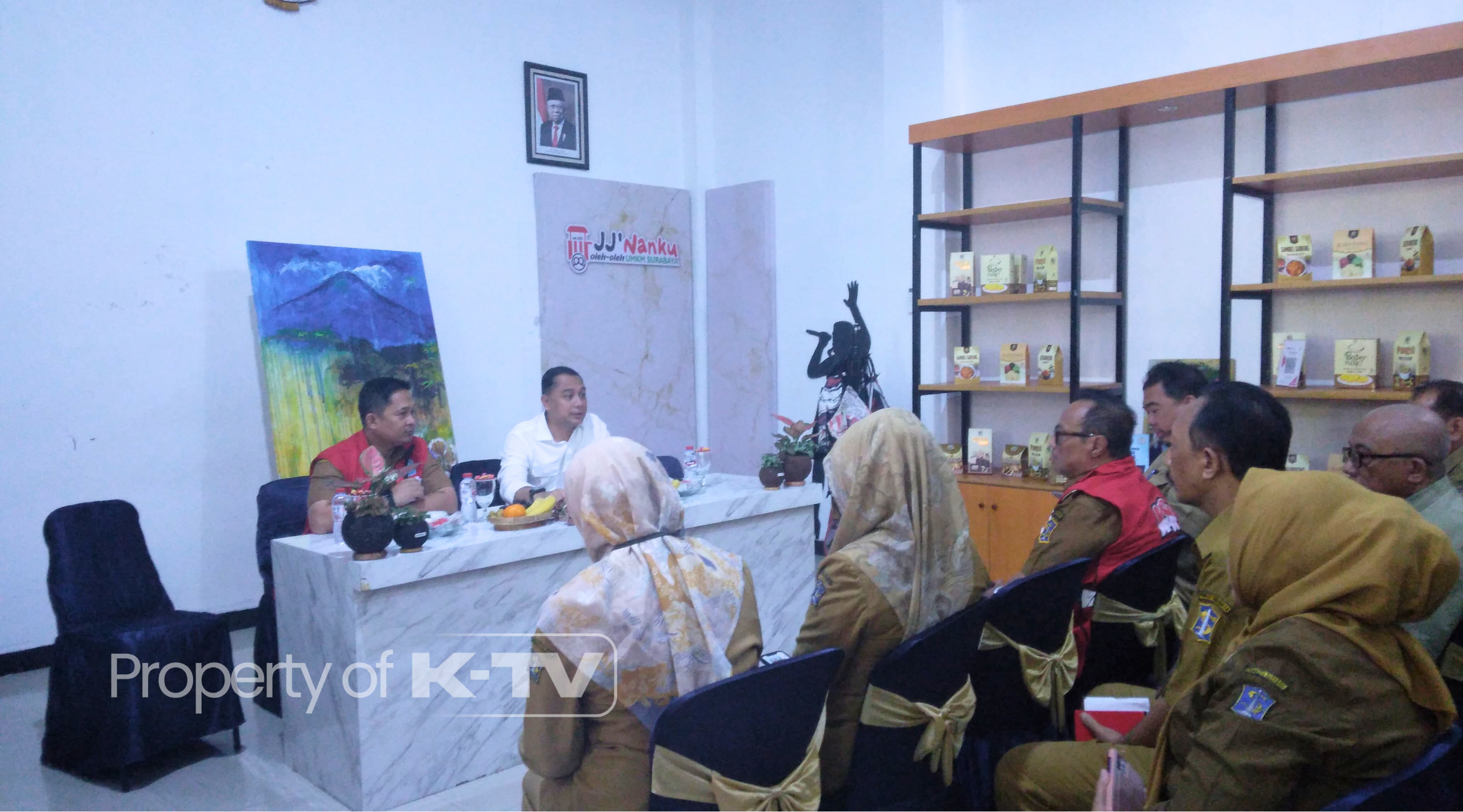 BLUSUKAN: Wali Kota Surabaya Eri Cahyadi ngantor di kelurahan. (K-TV/Rifka Amelia)