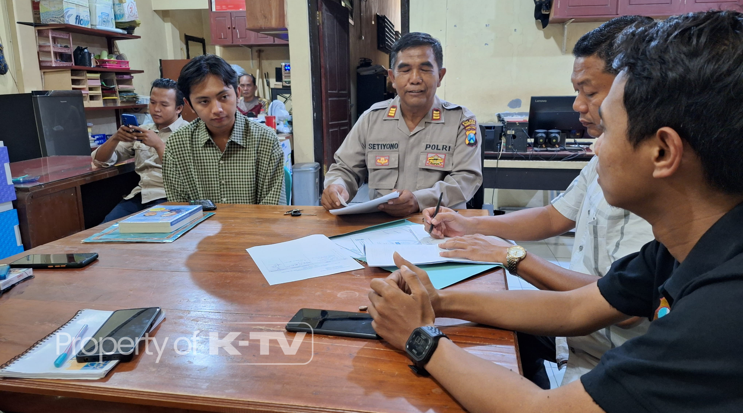 SIAP MENGGELAR: Panpel MSFC sangat serius mempersiapkan pengamanan penyelenggaraan turnamen futsal antaratlet pelajar. (K-TV/Moh. Madyan)