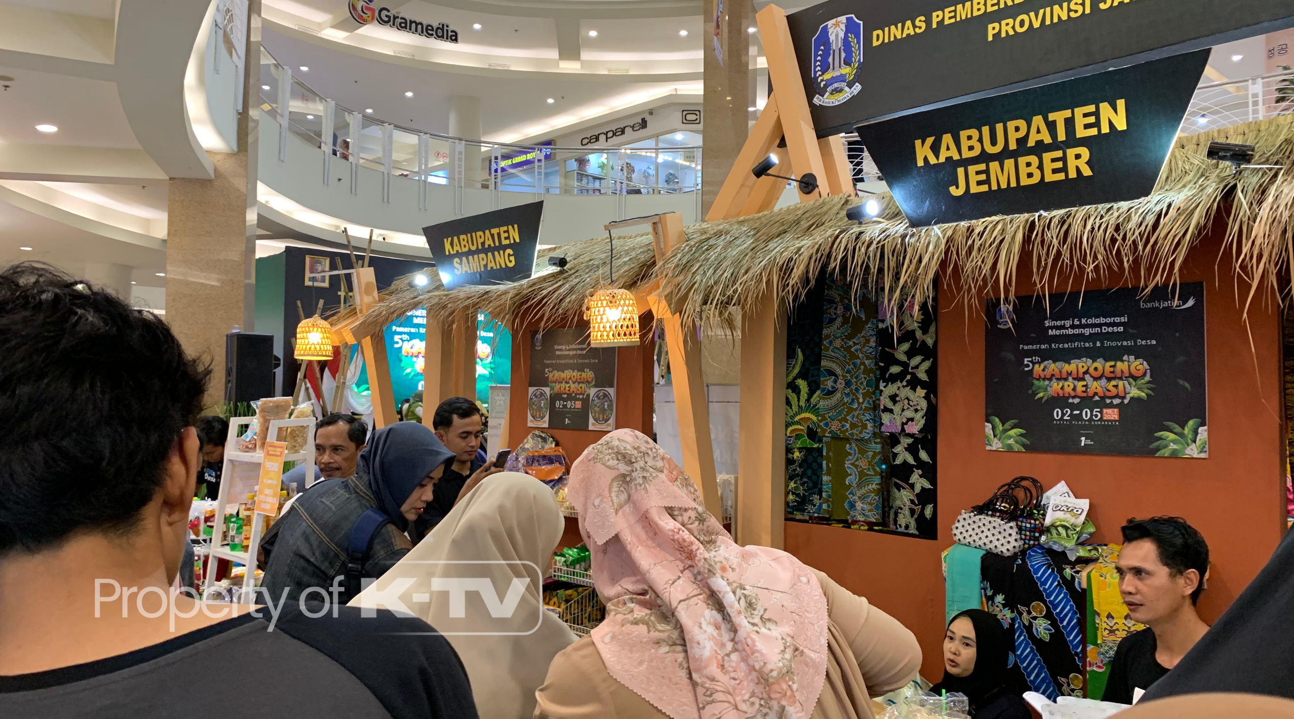 GERAK NYATA: Dinas Pemberdayaan Masyarakat dan Desa Pemprov Jatim melakukan pameran untuk support UMKM desa. (K-TV/Annisa Nur Nabillah)