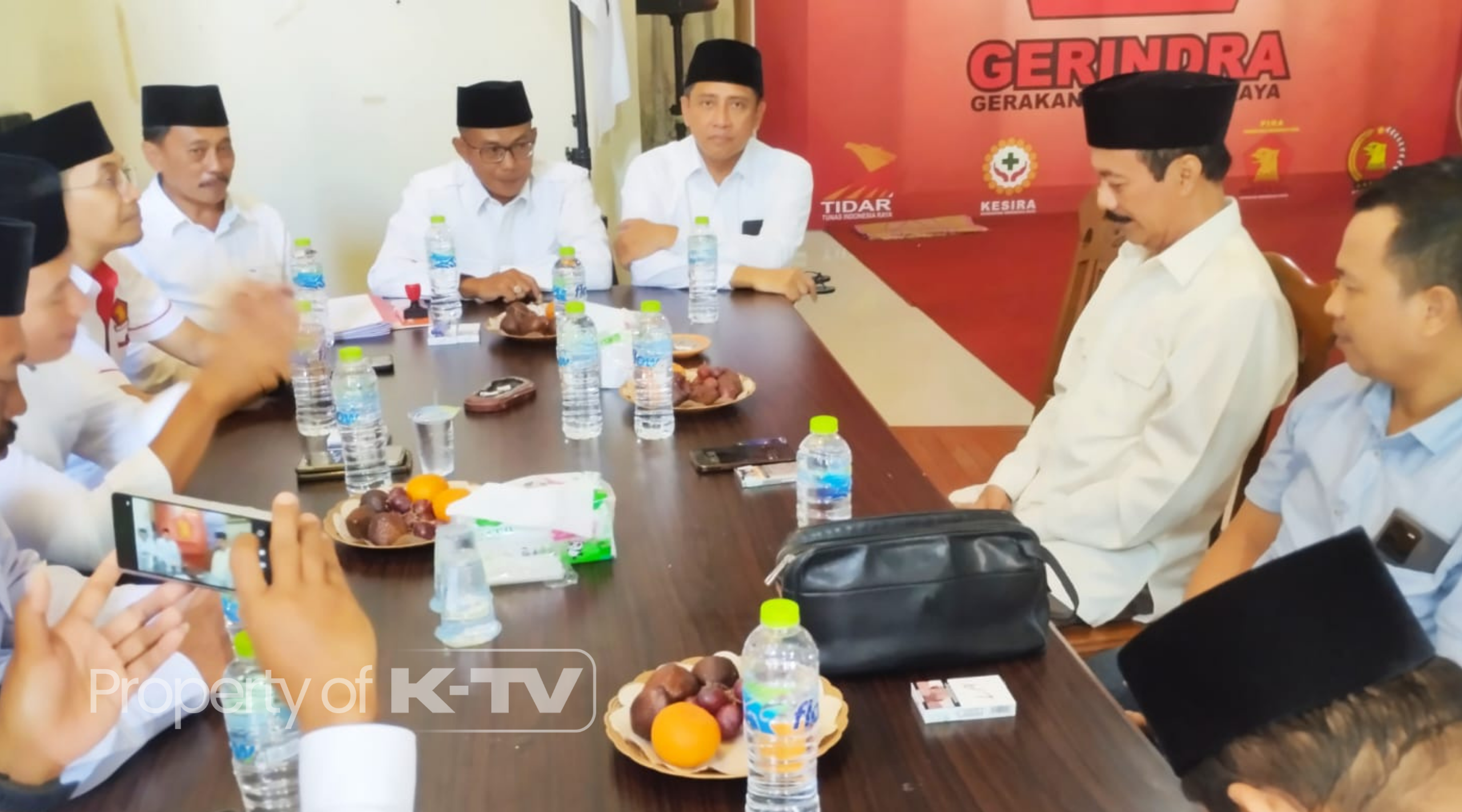 SANGAT SERIUS: Fattah Jasin mengembalikan formulir pendaftatan Bacabup Pamekasan ke DPC Gerindra setempat. (K-TV/Sitti Romlah)