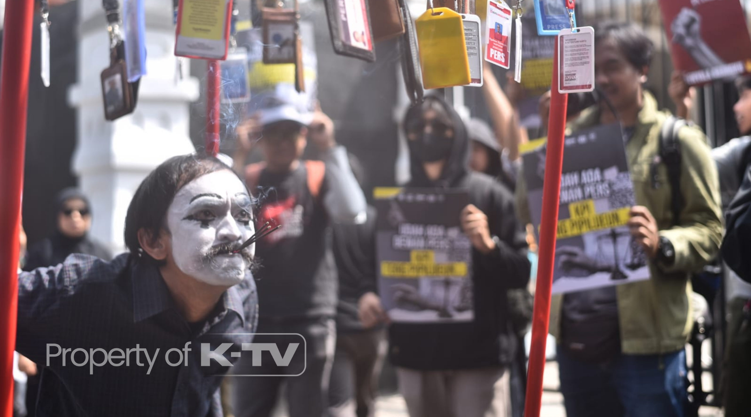 BEREKSPRESI: Dalam aksi unjuk rasa di depan Gedung DPRD Jawa Barat, para seniman pantomim turut menyuarakan penolakan terhadap RUU Penyiaran melalui pertunjukan pantomim (K-TV/Noviana Rahmadani)