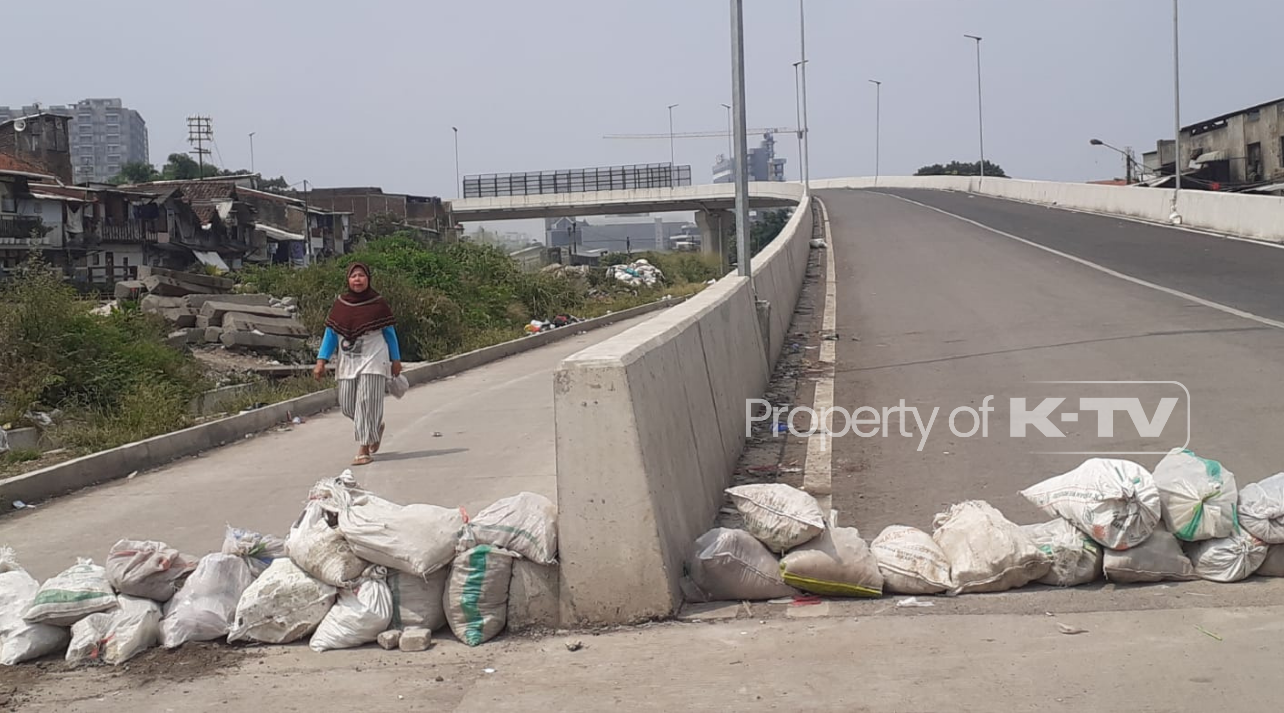 SOROTI: Kekhawatiran Warga Terhadap Sarana dan Prasarana Flyover Ciroyom yang Belum Memenuhi Standar(K-TV/Noviana Rahmadani)