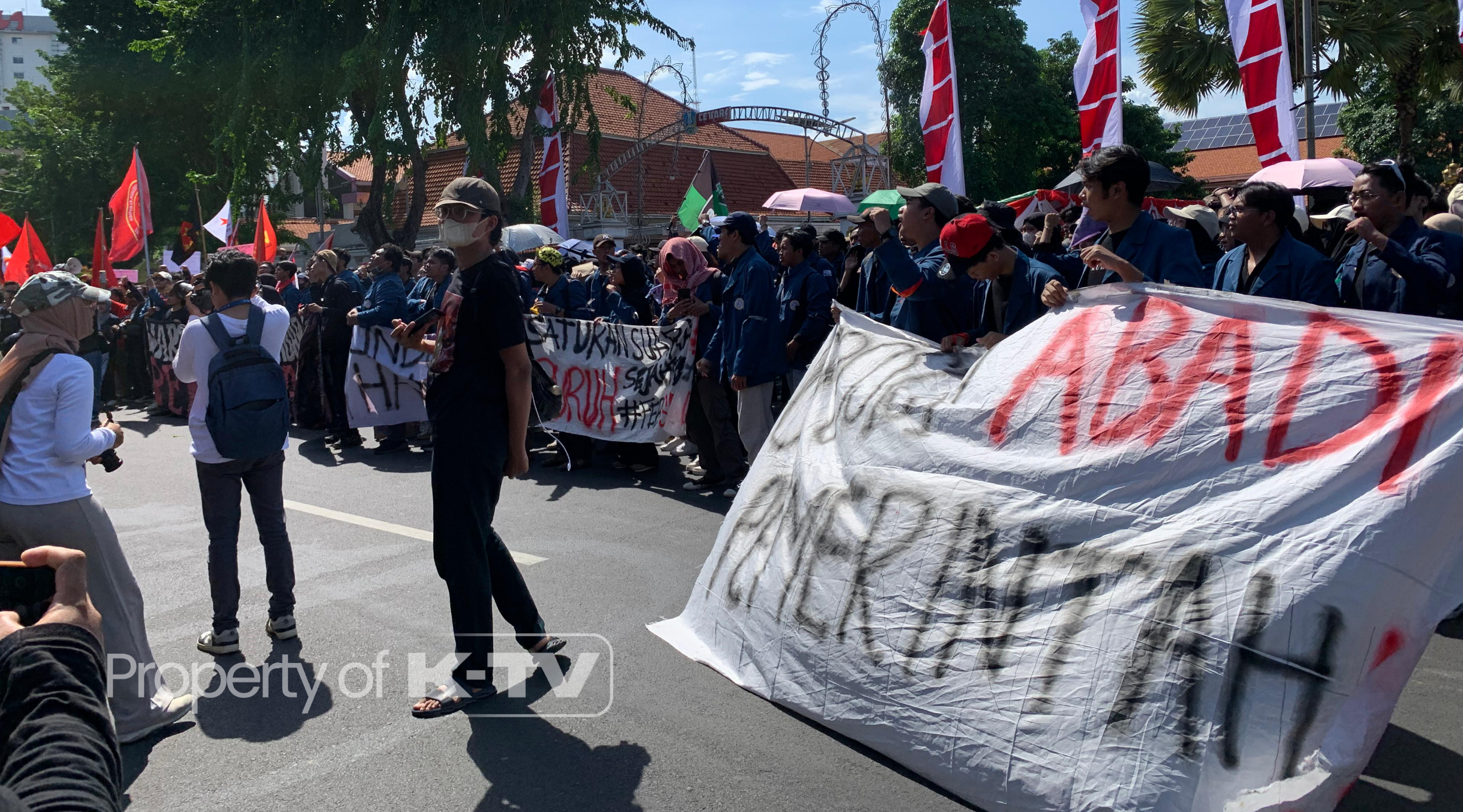 FOKUSKAN: Buruh di Surabaya kompak menyoroti tempat penitipan anak. (K-TV/Annisa Nur Nabillah)