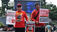 MENUNTUT: Ratusan buruh turun jalan pada momentum Hari Buruh Internasional. (K-TV/Noviana Rahmadani)