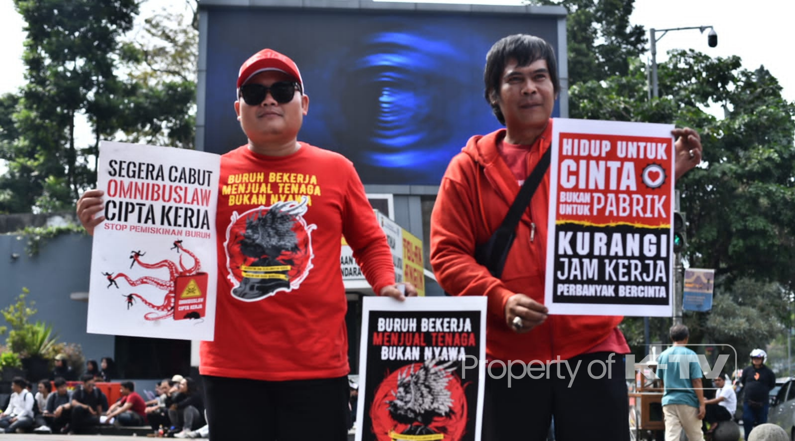 MENUNTUT: Ratusan buruh turun jalan pada momentum Hari Buruh Internasional. (K-TV/Noviana Rahmadani)