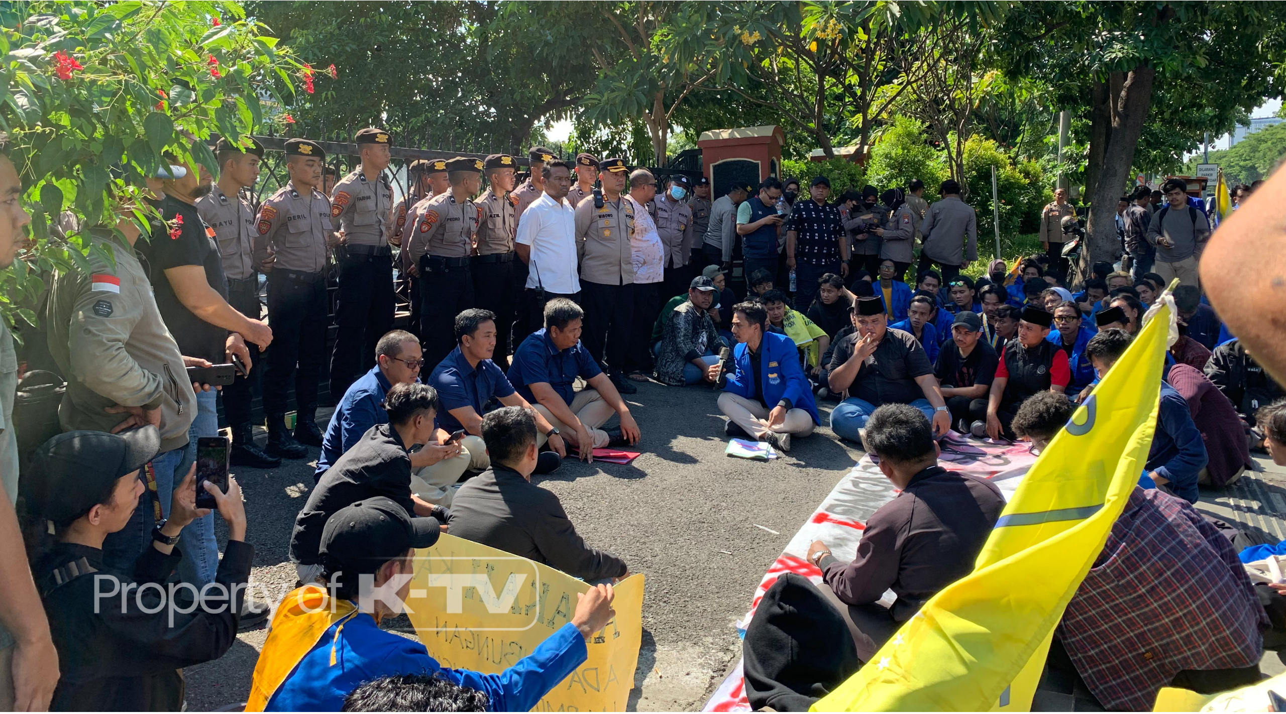 USUT TUNTAS: Aksi demo dihadiri ratusan aktivis PMII Surabaya di depan Mapolda Jatim dan Jakti. (K-TV/Annisa Nur Nabillah)