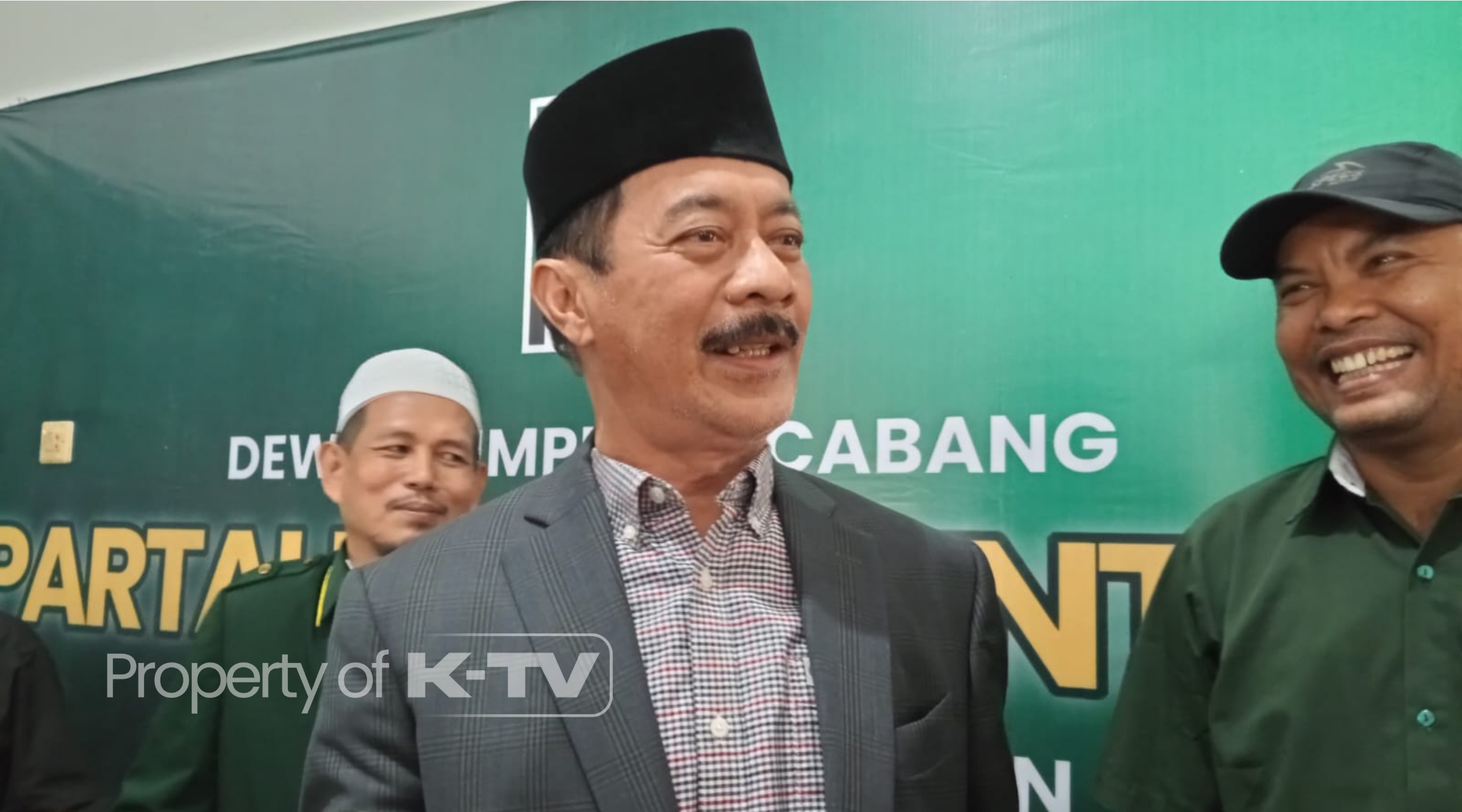 MISI KHUSUS: Fattah Jasin memgharapkan keberkahan dari penyerahan formulir pada Kamis. (K-TV/Sitti Romlah)