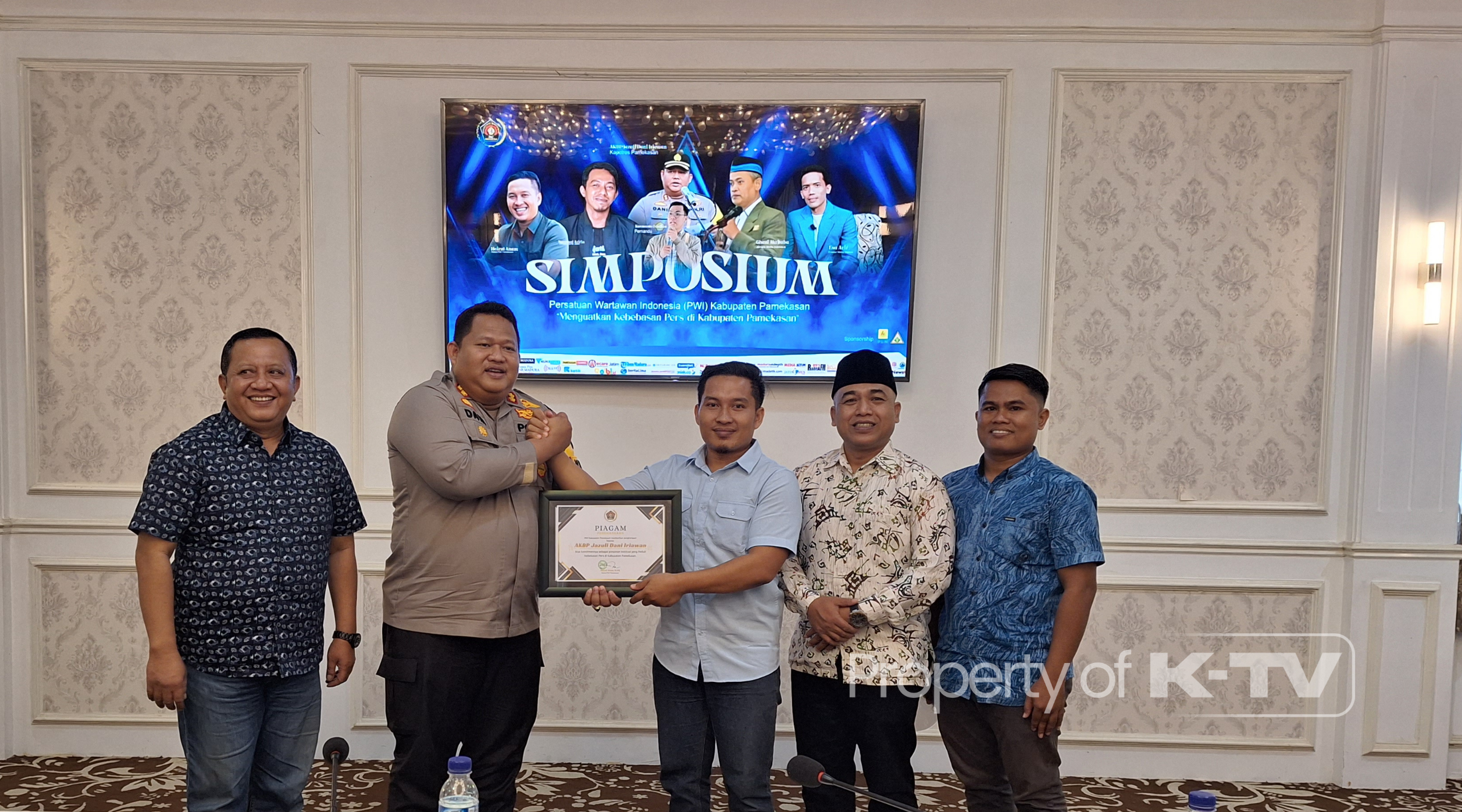 MENGESANKAN: Kapolres Pamekasan AKBP Dani mendapatkan anugerah dari PWI Pamekasan. (K-TV/Faizah Karamatul Hikmah)