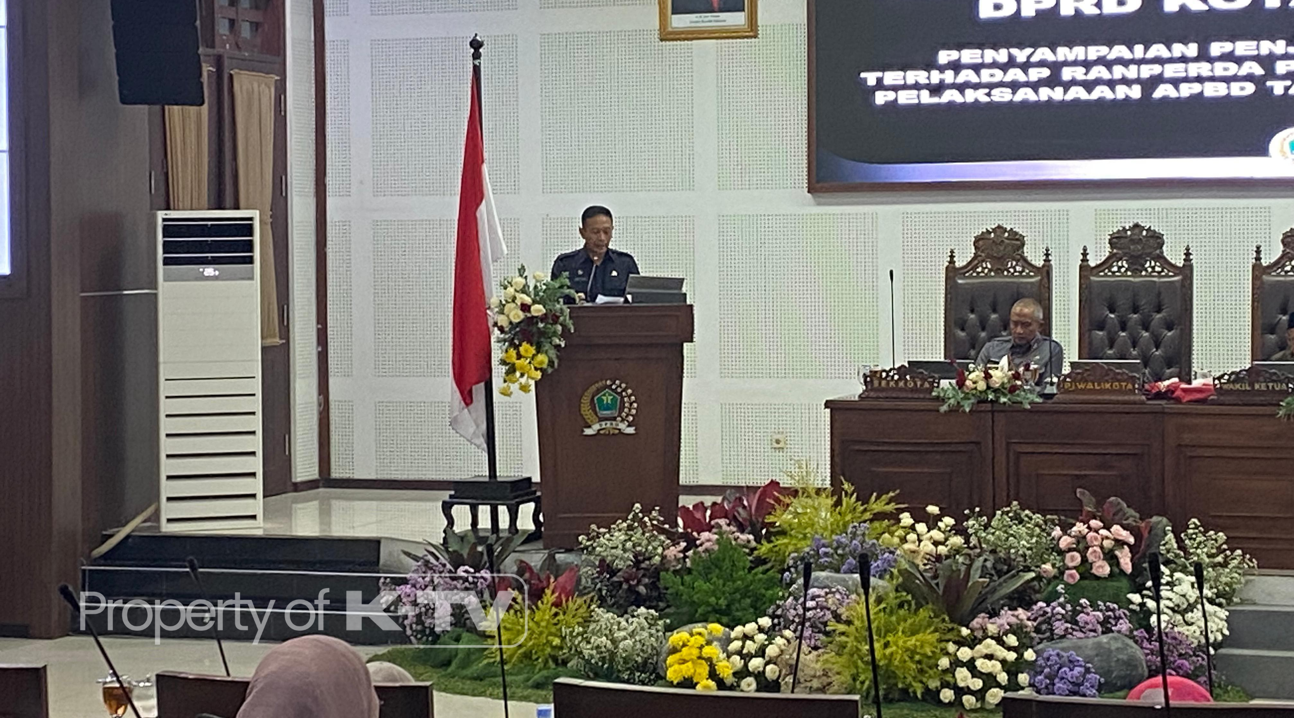 BERPRESTASI: Pj. Walikota Malang menghadiri Rapat Paripurna Ranperda Pertanggungjawaban Pelaksanaan APBD Anggaran 2023 di gedung DPRD Kota Malang. (K-TV/Sufi Binti Khofifah)