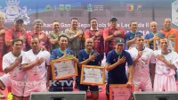 NOSTALGIA: Malang Legend dan Surabaya Legend foto bersama dalam acara Charity Game Sepak Bola peringatan satu abad Stadion Gajayana Malang. (K-TV/Sufi Binti Khofifah)