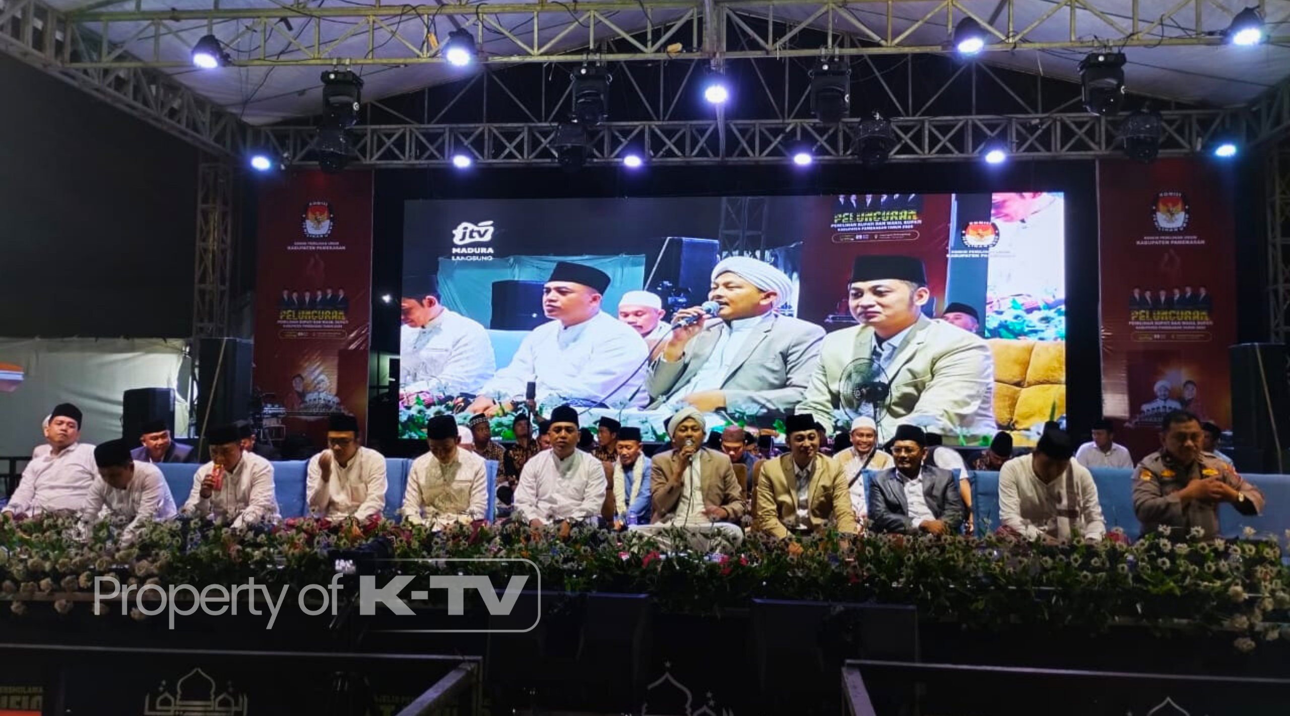 ISLAMI: KPU Pamekasan menggelar selawatan saat meluncurkan Pilbup 2024. (K-TV/Sitti Romlah)