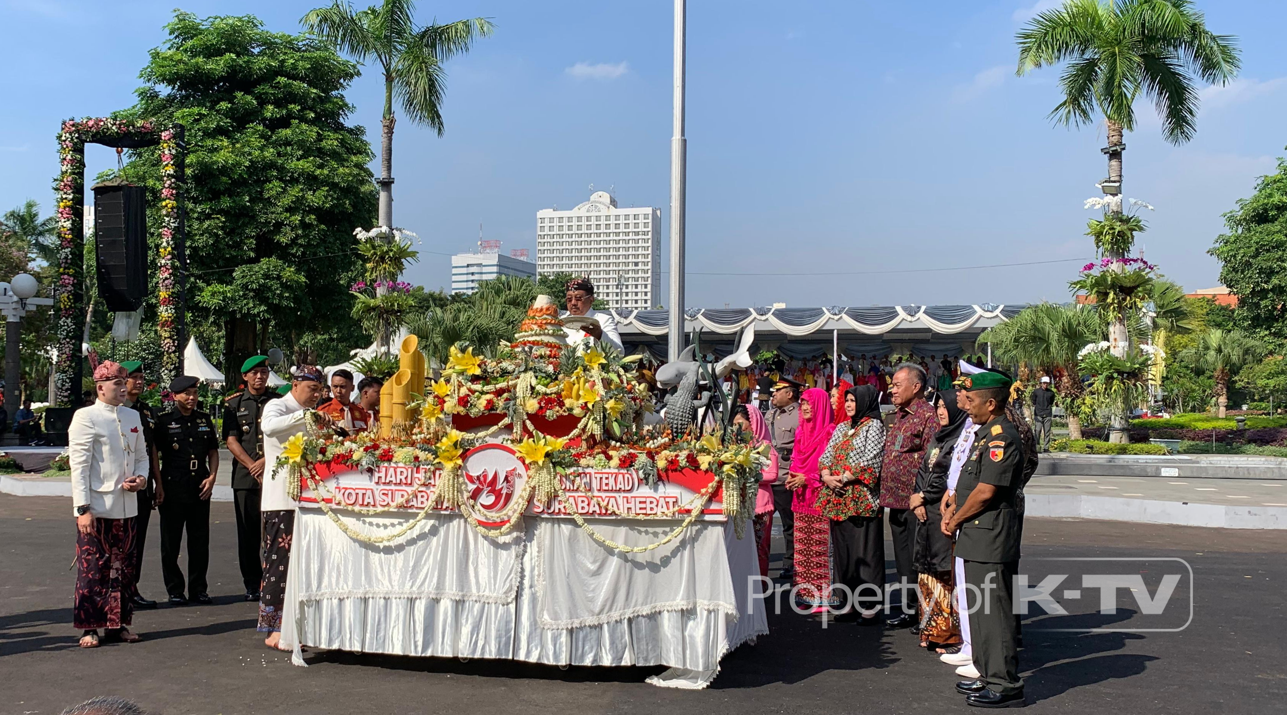 KUATKAN: Wali Kota Surabaya Eri Cahyadi meminta warga untuk selalu gotong royong. (K-TV/Annisa Nur Nabillah)