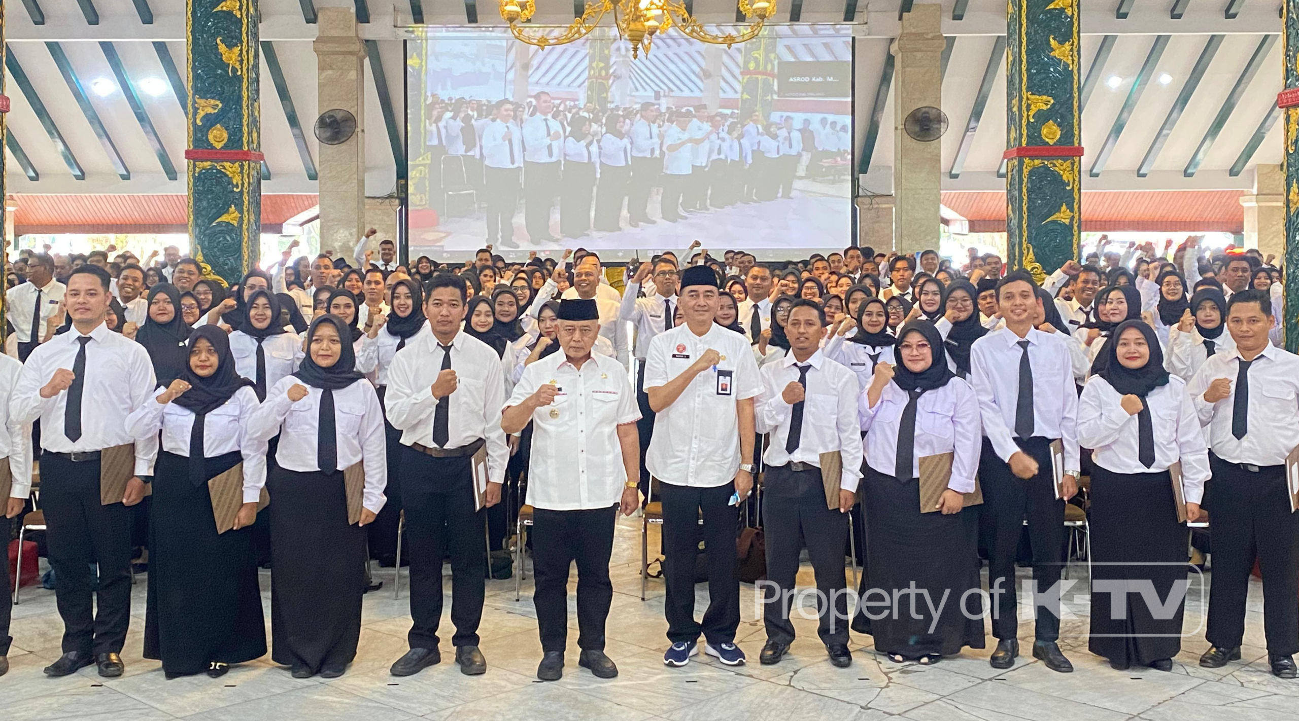 RESMI: Bupati Malang serahkan SK PPPK kepada 2320 PPPK baru secara simbolis di Pendopo Agung Kabupaten Malang. (K-TV/Sufi Binti Khofifah)