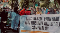 GERAKAN: Aksi bela Palestina di Surabaya dihadiri ribuan massa. (K-TV/Annisa Nur Nabillah)