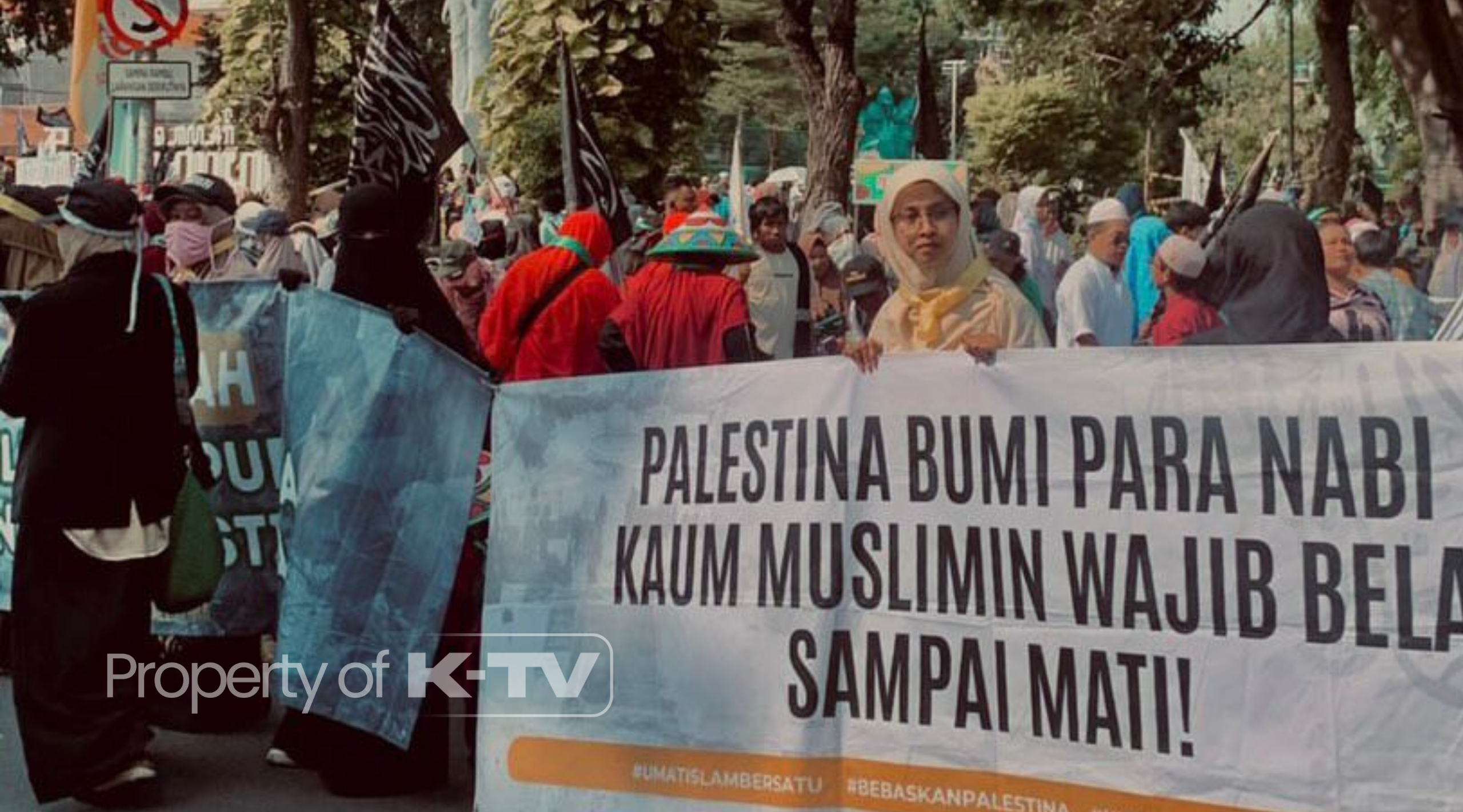 GERAKAN: Aksi bela Palestina di Surabaya dihadiri ribuan massa. (K-TV/Annisa Nur Nabillah)