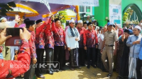 HATI-HATI: Calon jemaah haji Pamekadan berangkat ke Tanah Suci Makkah, Minggu (9/6/2024).