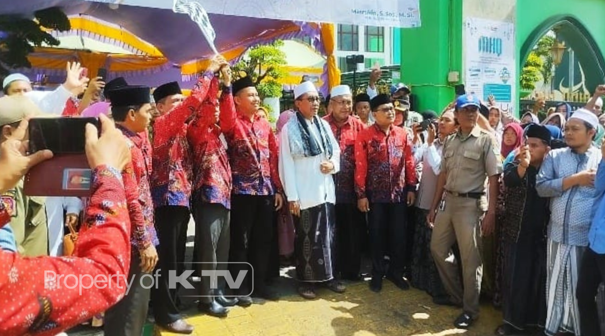 HATI-HATI: Calon jemaah haji Pamekadan berangkat ke Tanah Suci Makkah, Minggu (9/6/2024).