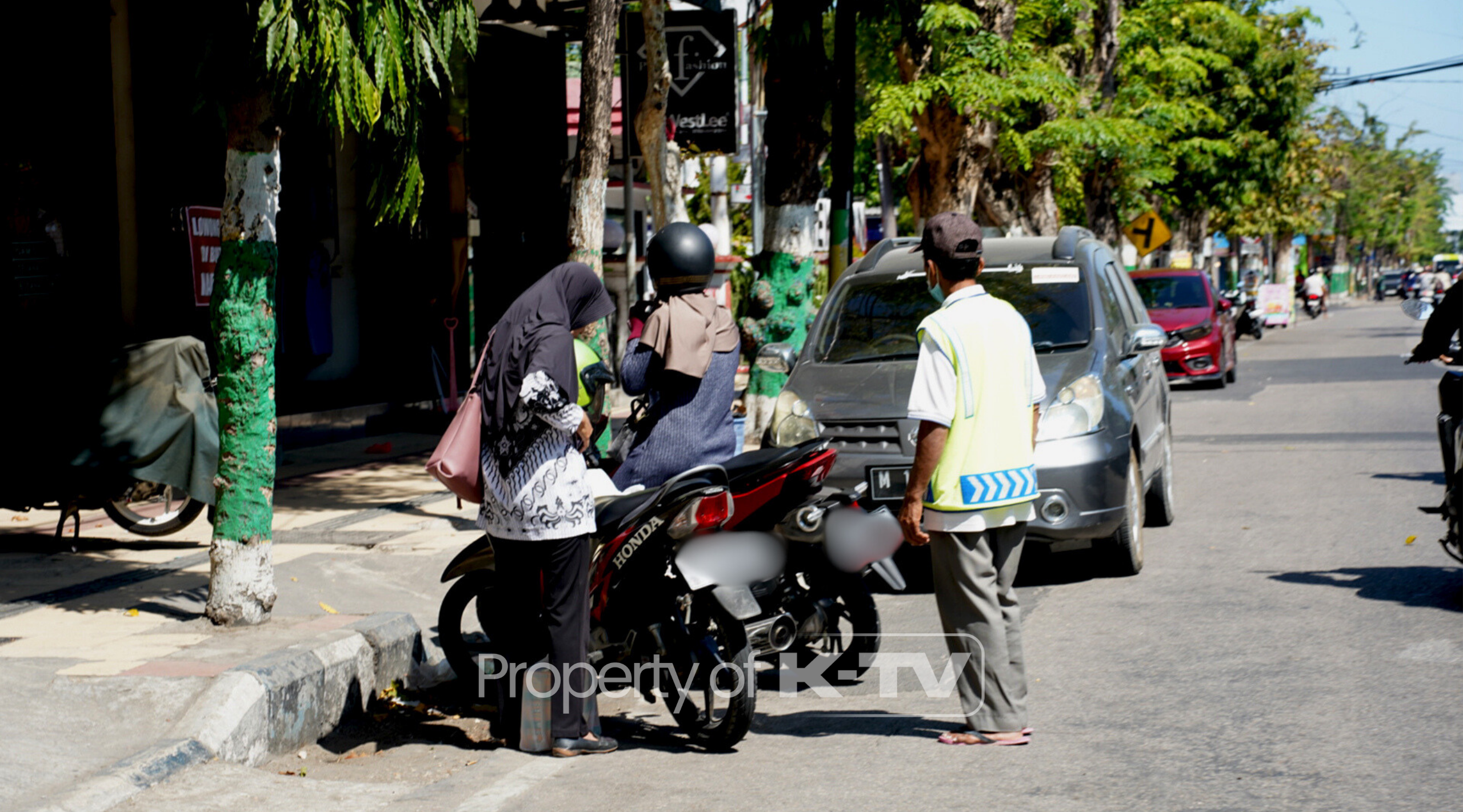 POTENSI PENDAPATAN: Belasan ribu kendaraan di Pamekasan, mulai jenis roda dua dan empat, belum mendaftar parkir berlangganan. (K-TV/Buyung Kurniawan)